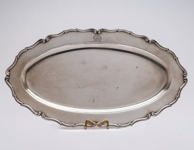 Vassoio ovale in argento, bordo sagomato con volute in rilievo (Italia, metà XX)