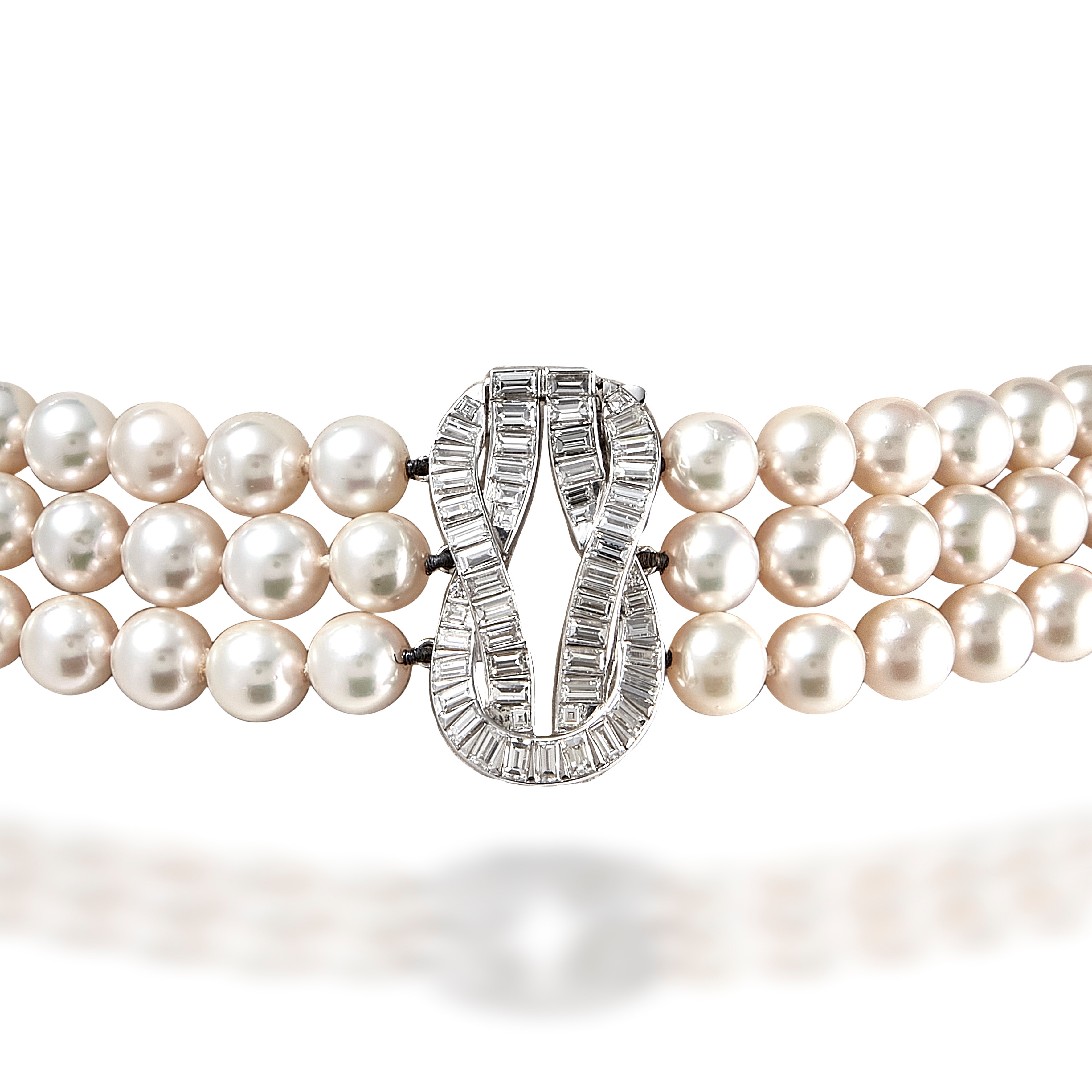 Collana a tre fili di perle coltivate, perle d’acqua salata e chiusura in oro bianco 18k con diam...