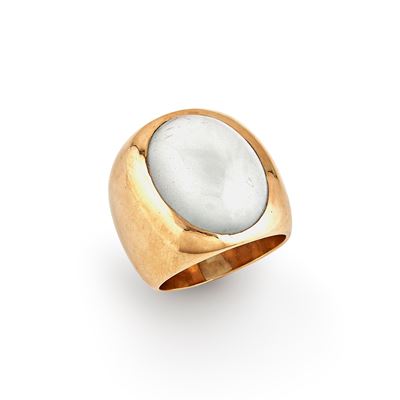 Anello in oro giallo 18k con pietra dura cabochon ovale