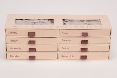Box settimanale a cassettini, collezione di slip con decori floreali