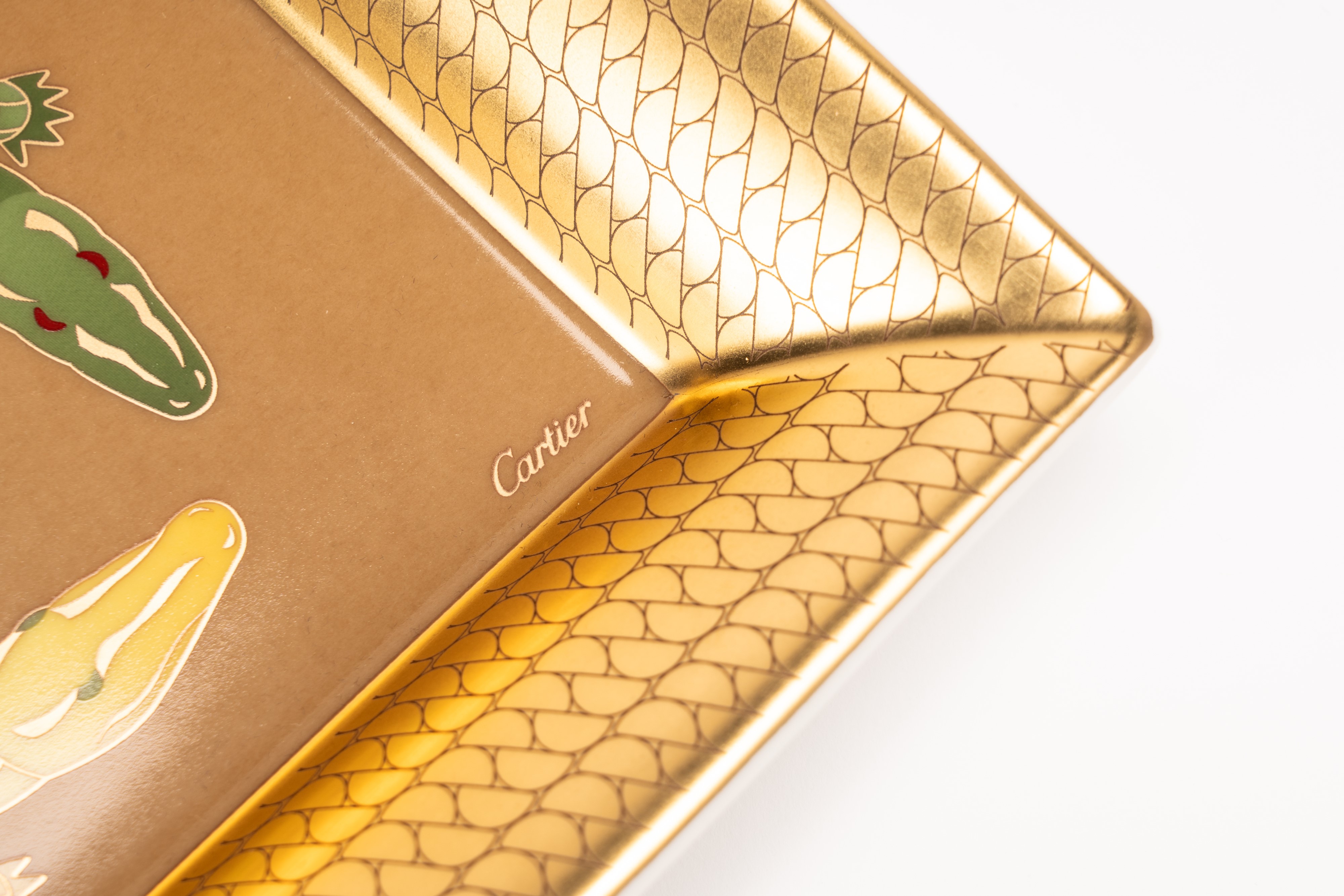 Cartier - Posacenere, porcellana bianca con decoro dorato a coccodrilli