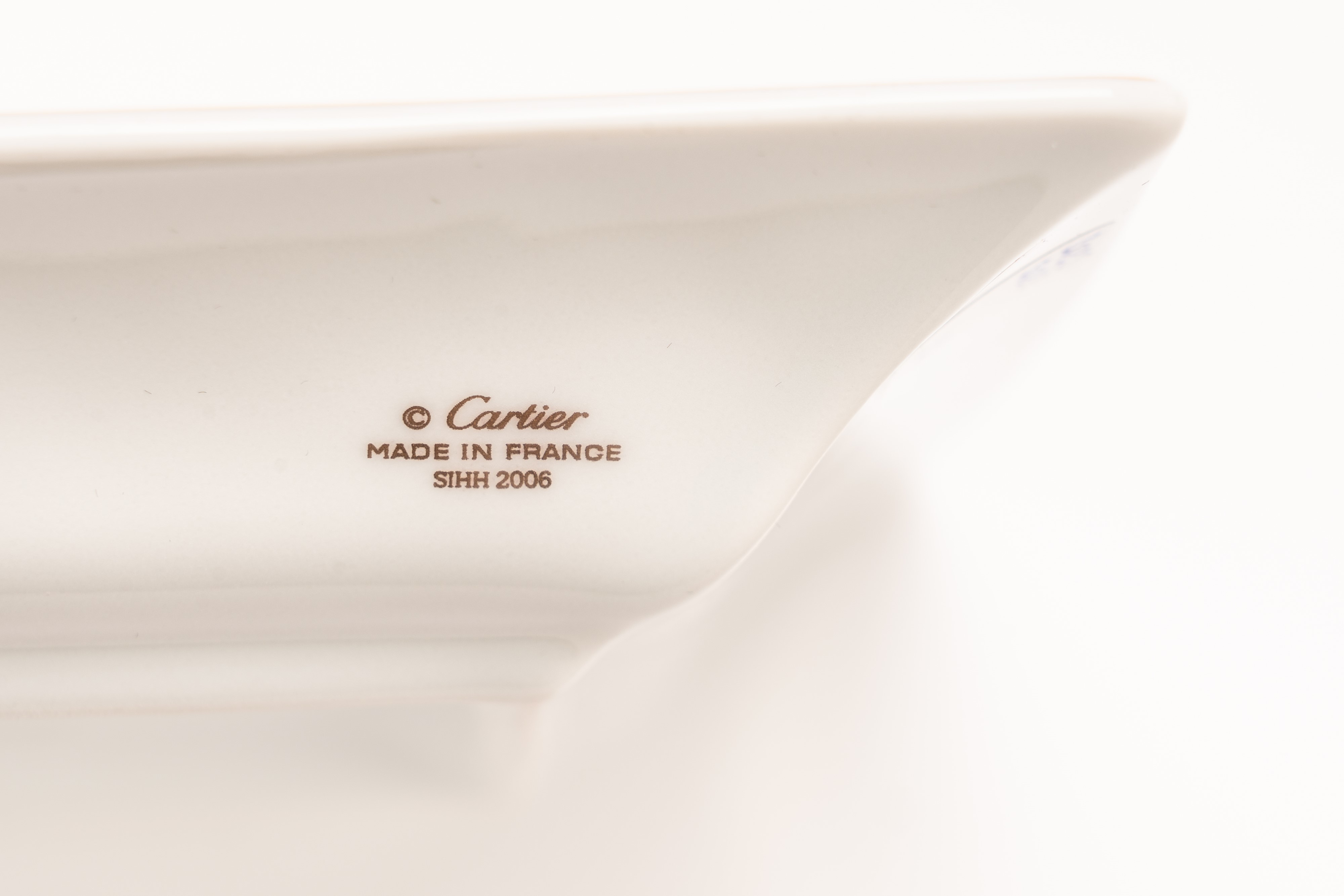 Cartier - Posacenere, porcellana bianca con decoro dorato a coccodrilli