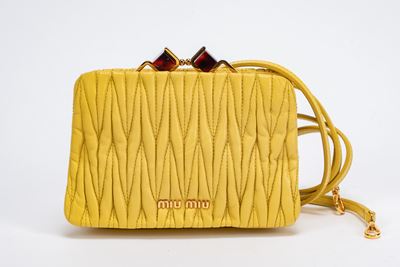 Mini borsa in pelle trapuntata giallo lime con dettagli in metallo dorato e tracolla