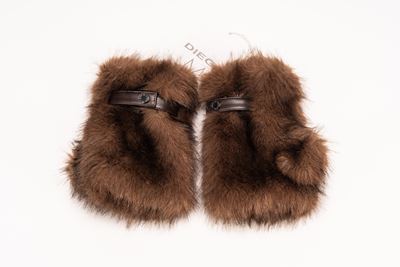Paio di guanti in faux fur con dettagli in pelle vegana e metallo, taglia M