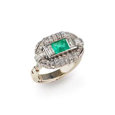 Anello in platino e oro giallo 18k con smeraldo rettangolare a gradini e diamanti