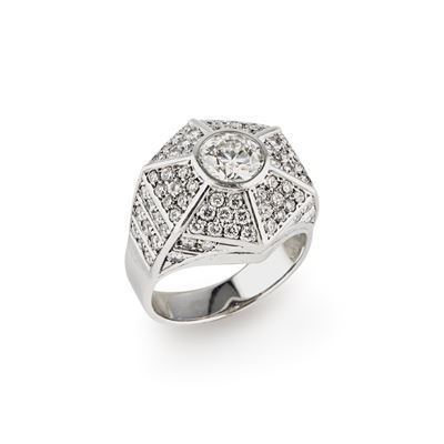 Anello esagonale in oro bianco 18k con diamanti (ct 1,30 circa centrale; ct 1,80 circa totali)