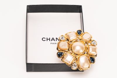 Spilla, metallo dorato con elementi perlacei e strass colorati (1994)