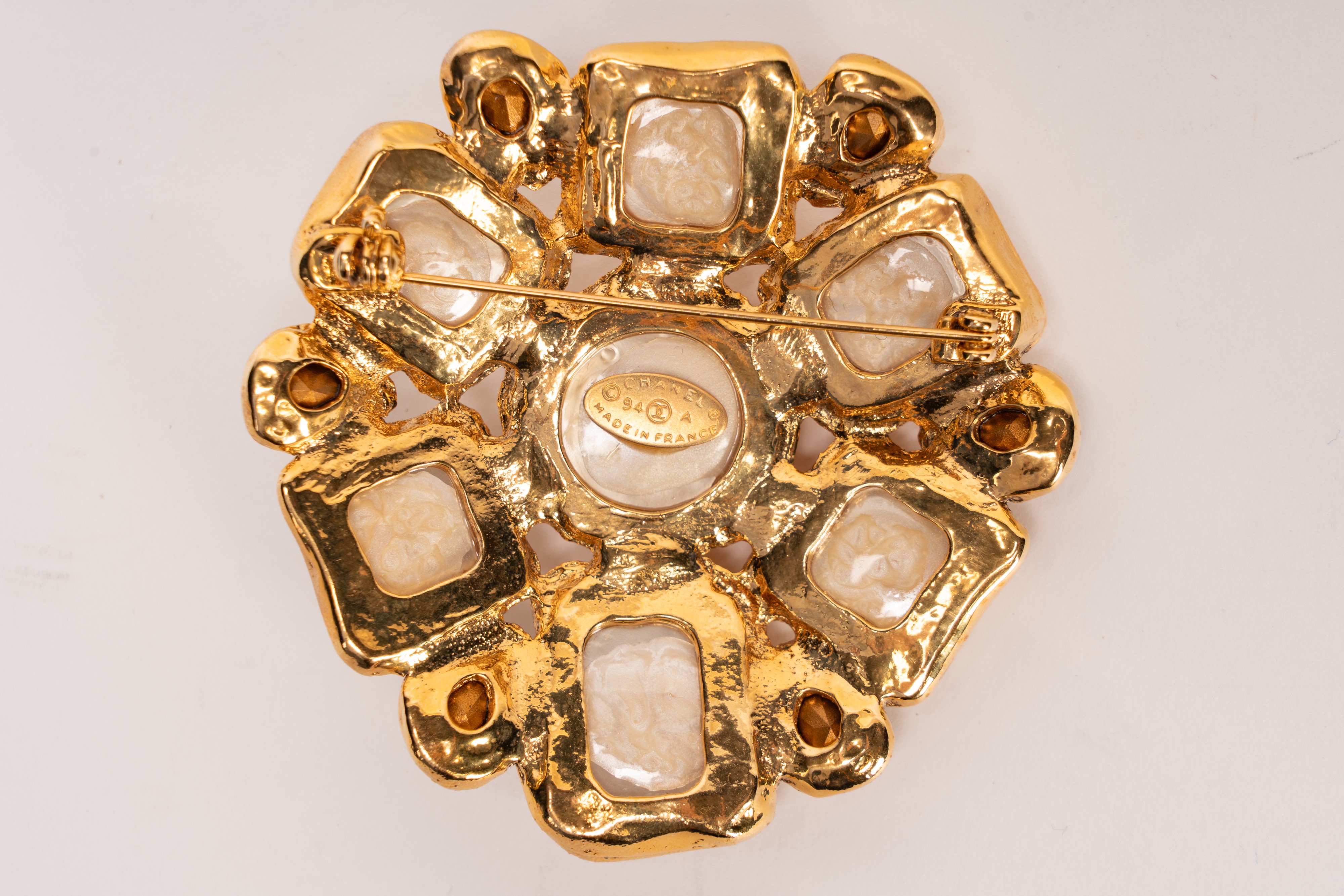 Chanel - Spilla, metallo dorato con elementi perlacei e strass colorati (1994)