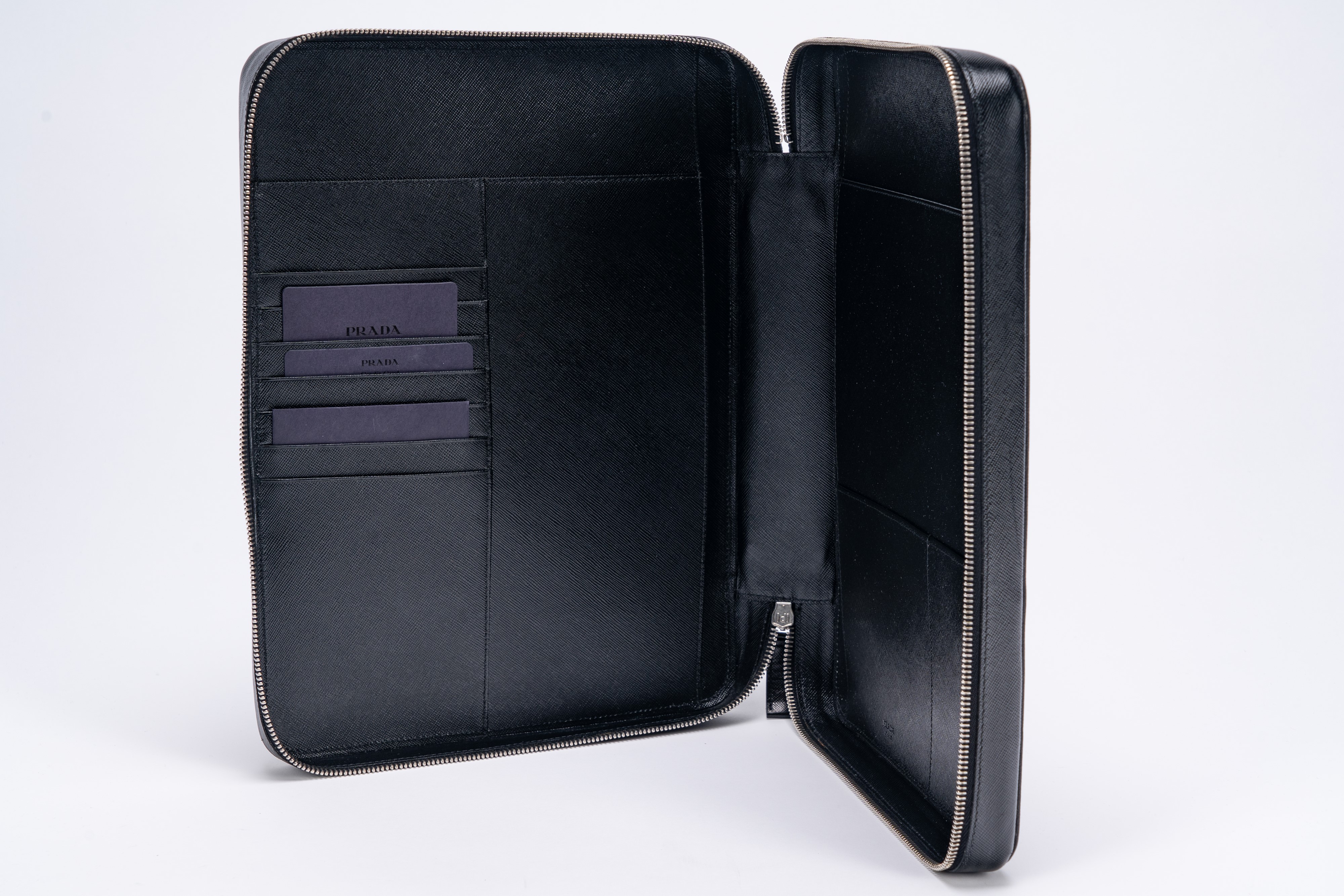 Prada - Porta documenti in saffiano nero con chiusura a cerniera e accessori