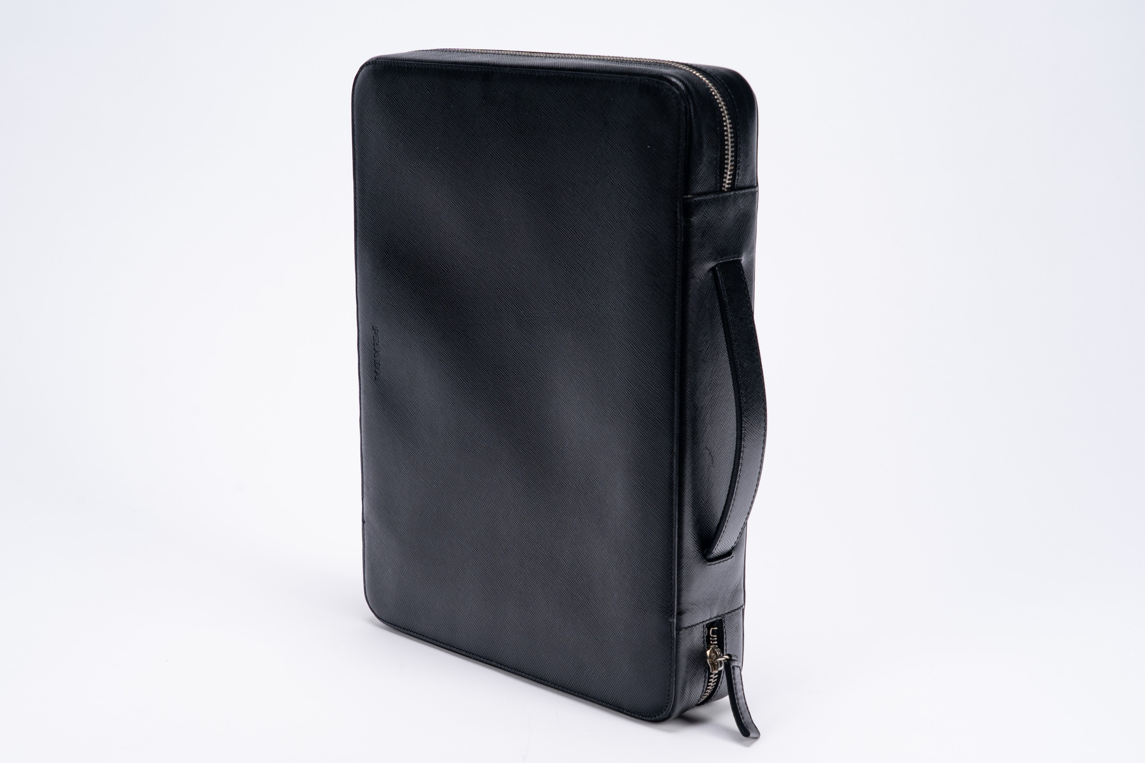 Prada - Porta documenti in saffiano nero con chiusura a cerniera e accessori