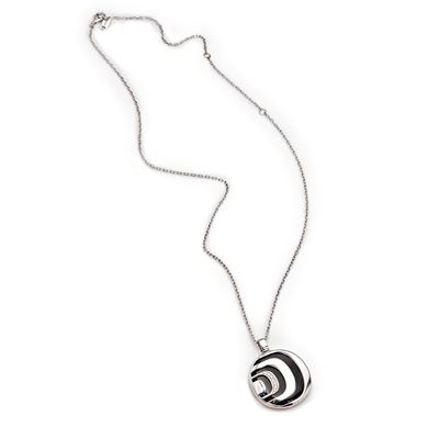 Collana con pendente “D” in argento 925, smalto nero e diamanti taglio brillante