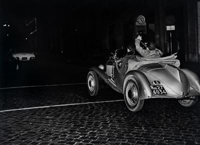 I fotografi inseguono la Cadillac di Ava Gardner