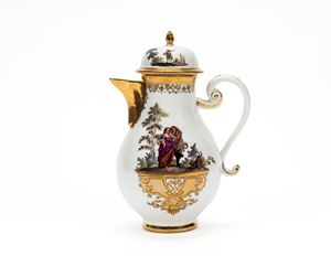 Caffettiera in porcellana bianca decorata con dorature e in policromia a scena galante e scena di caccia in paesaggi rupestri.  Meissen, 1740-1745 ca.