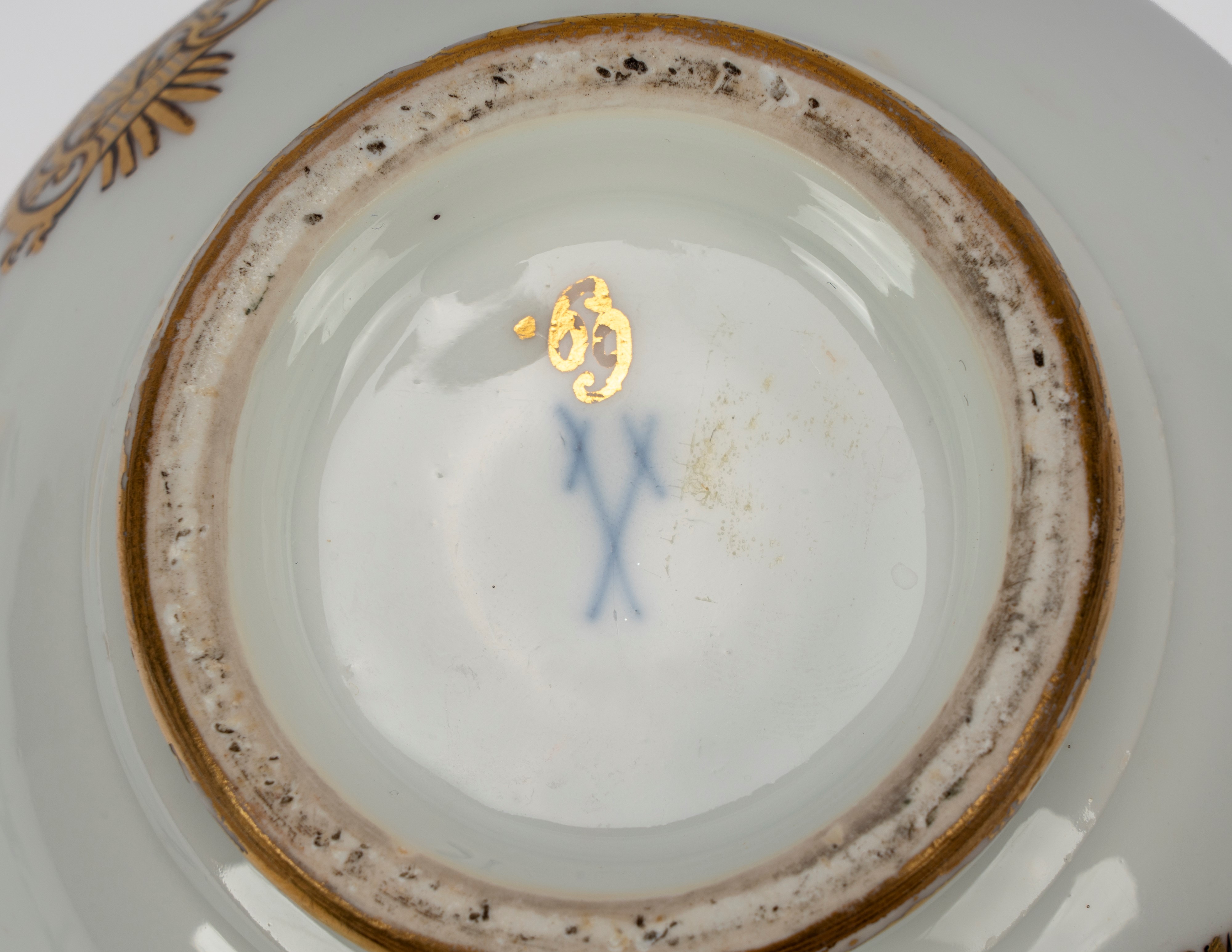 Meissen, Caffettiera in porcellana bianca con decorazione policroma e dorature (ca. 1740–1745)
