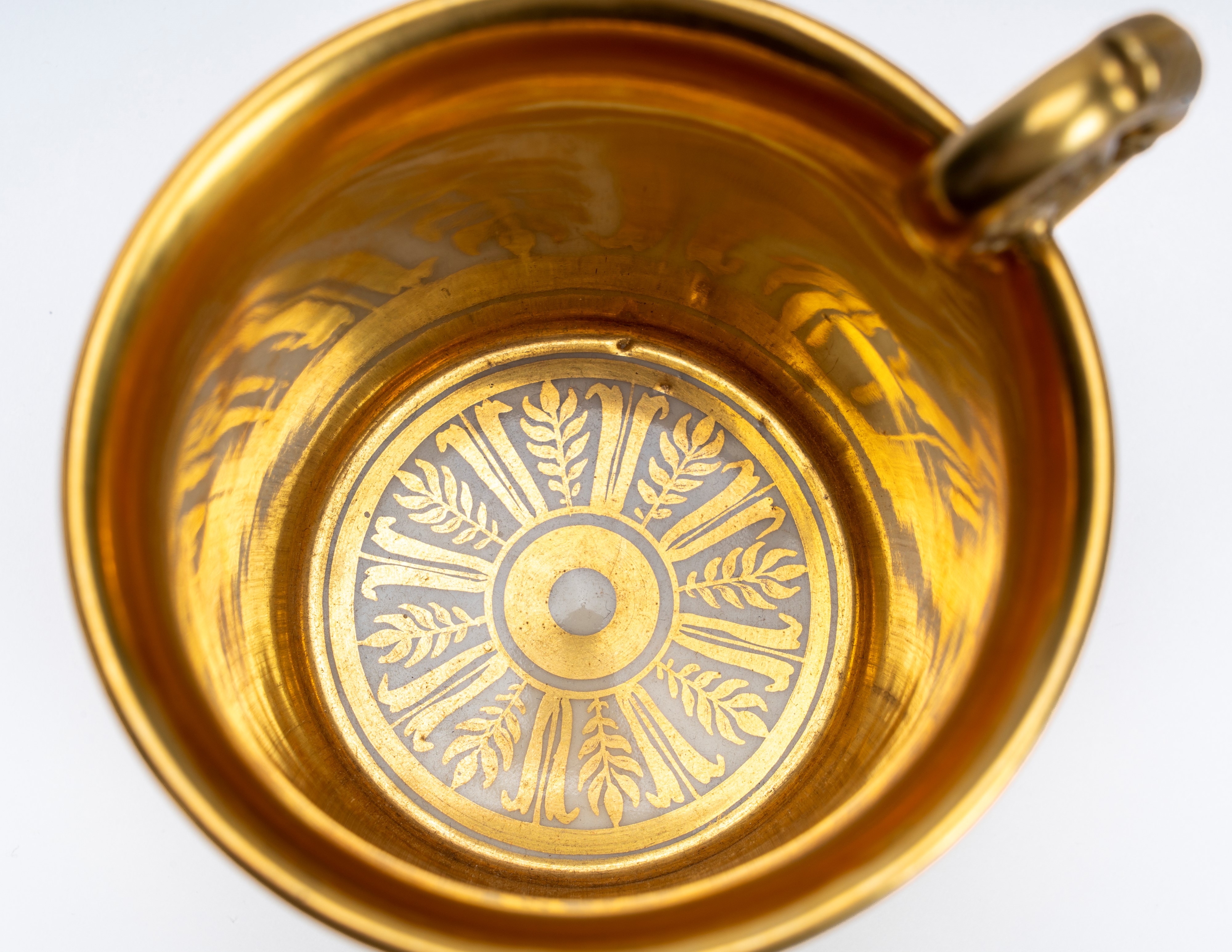 Porcellana decorata, Tazza con piatto con fondo oro e blu, Parigi (c. 1825)