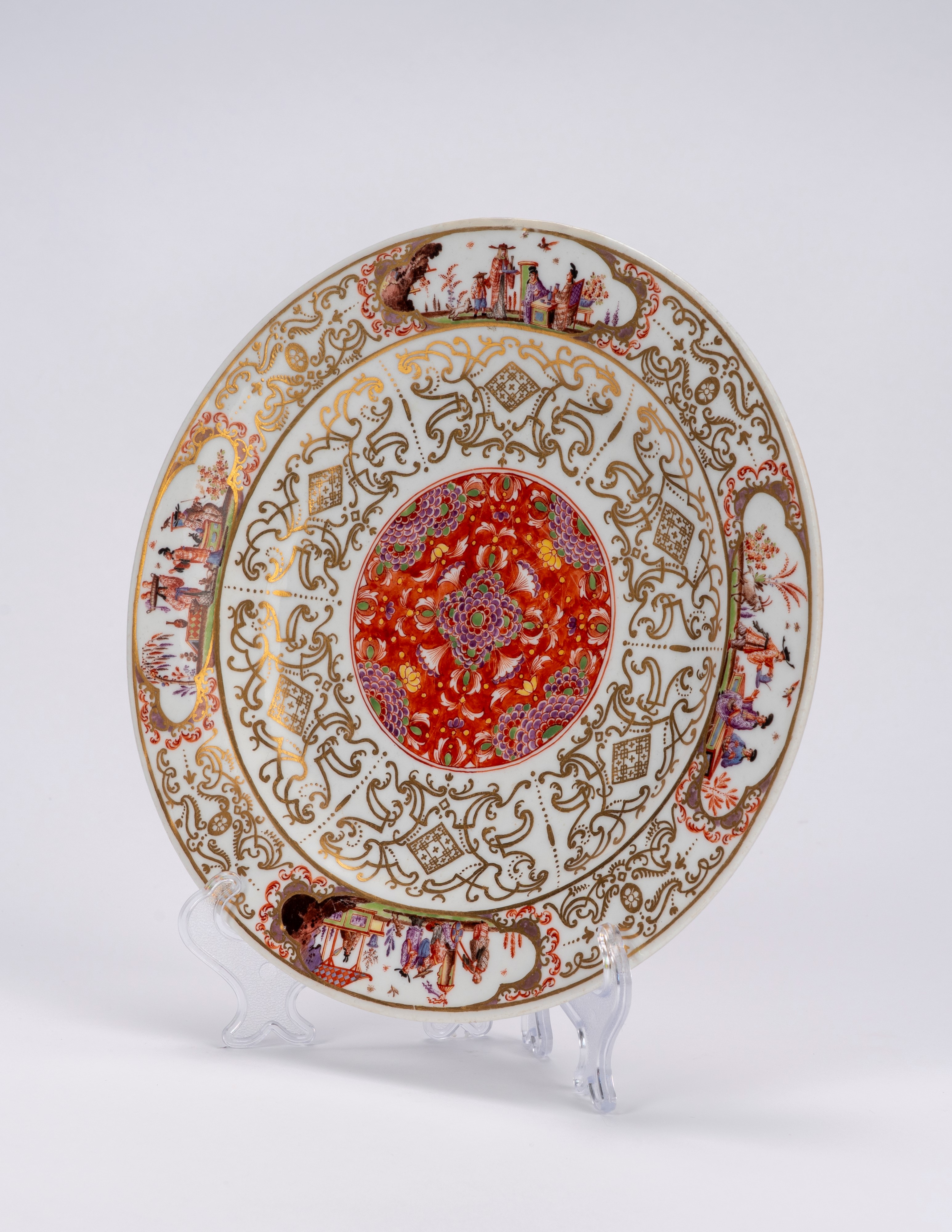 Meissen, Piatto in porcellana decorata con dorature ad arabeschi e policromia (medaglione central...