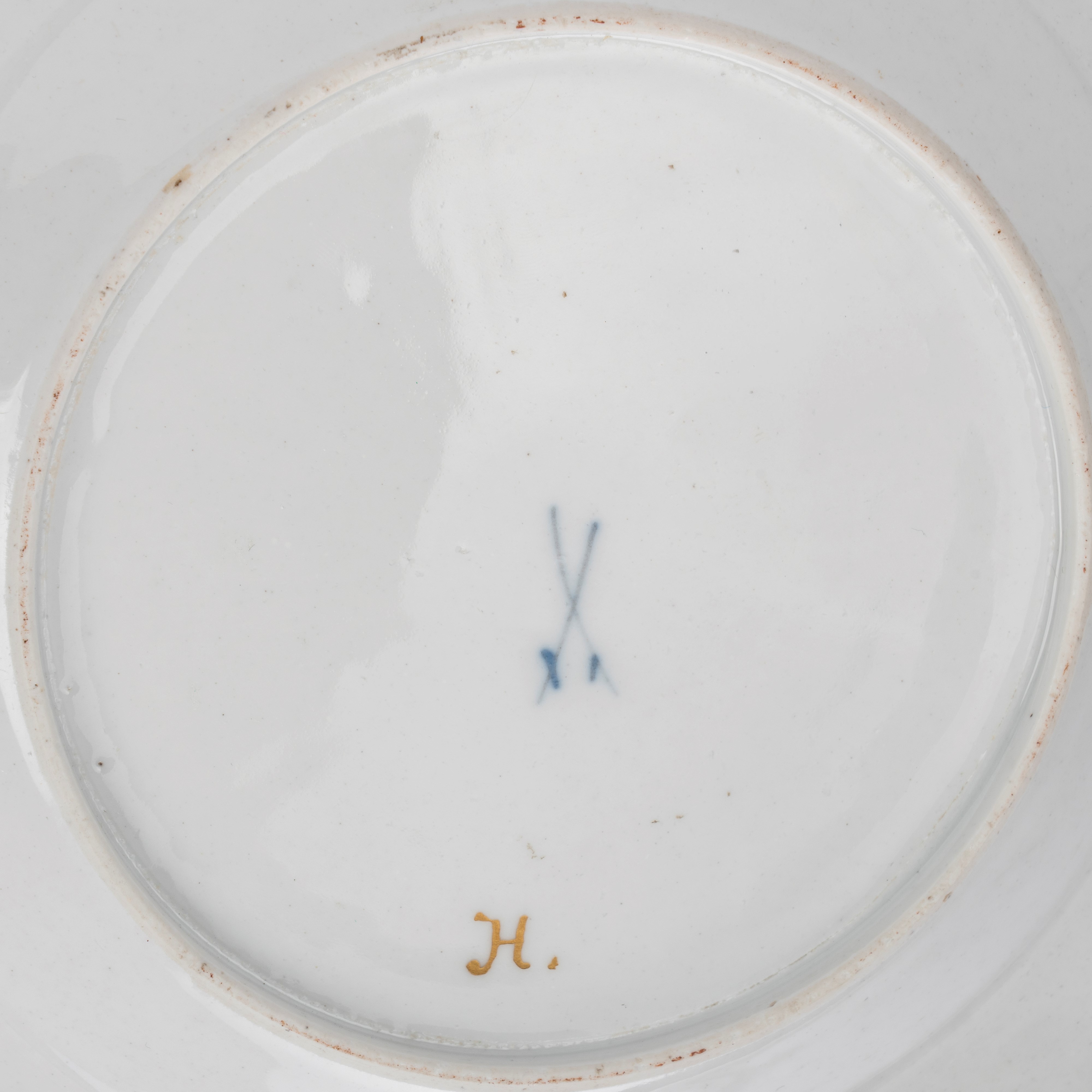 Meissen, Piatto in porcellana decorata con dorature ad arabeschi e policromia (medaglione central...