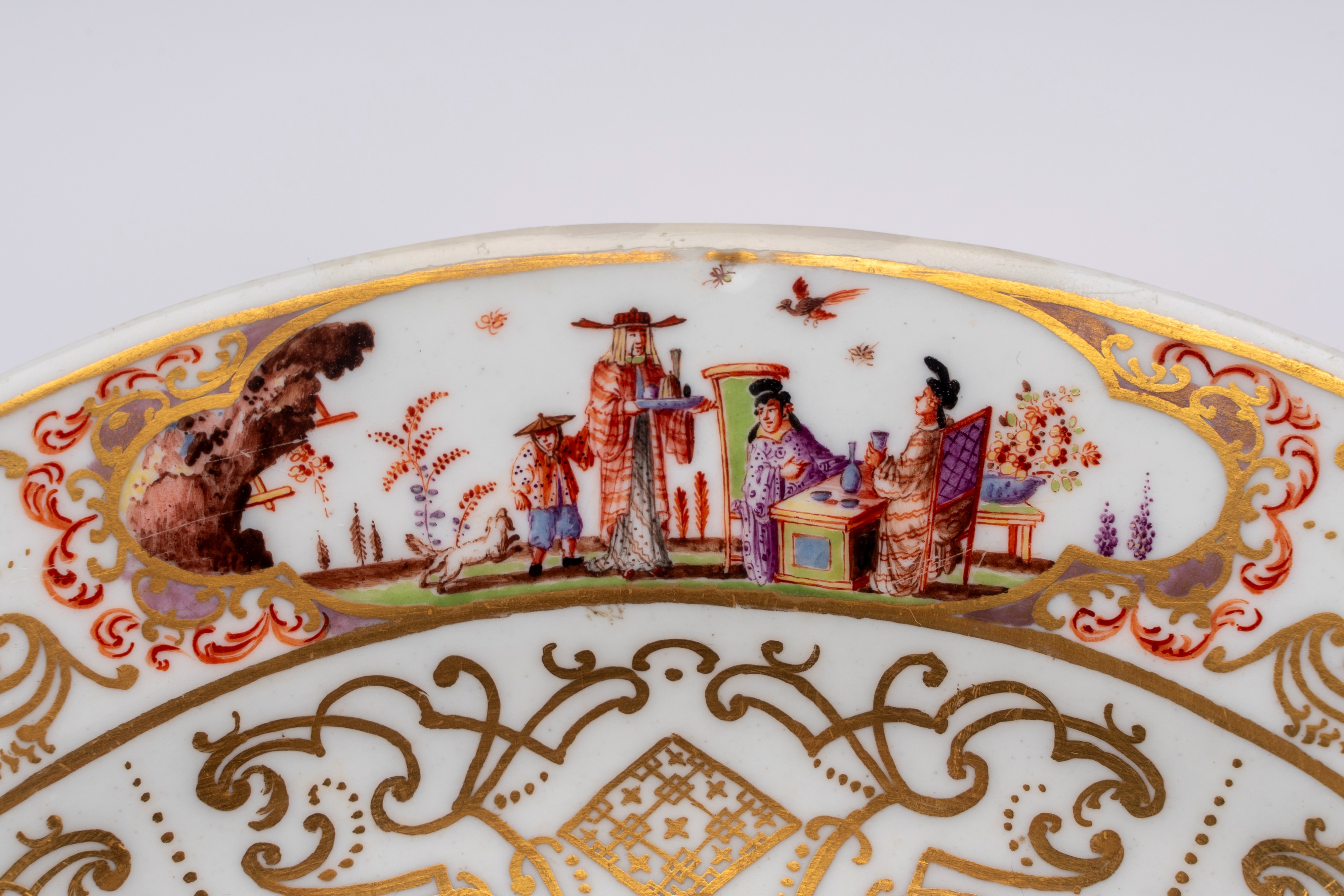 Meissen, Piatto in porcellana decorata con dorature ad arabeschi e policromia (medaglione central...