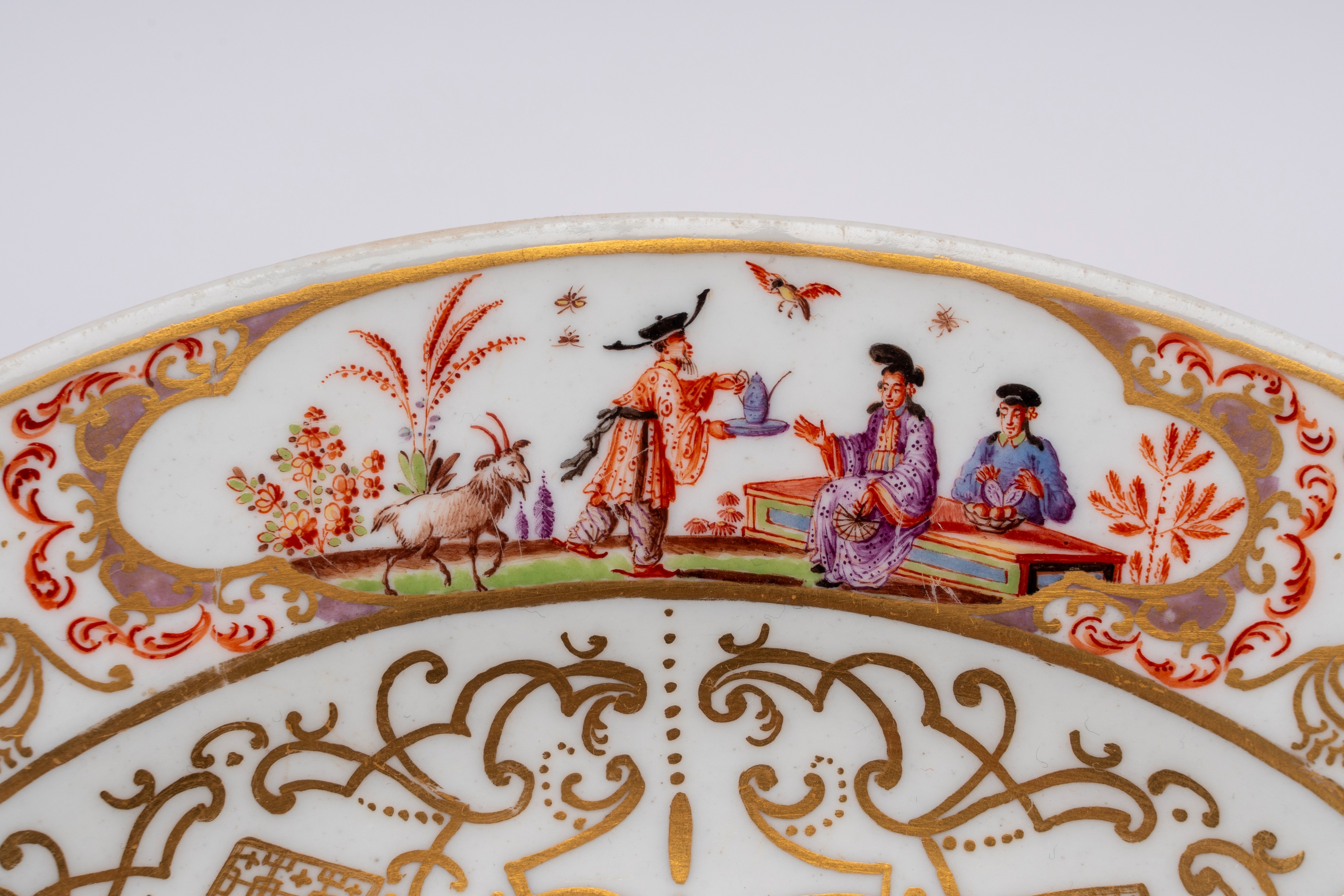 Meissen, Piatto in porcellana decorata con dorature ad arabeschi e policromia (medaglione central...