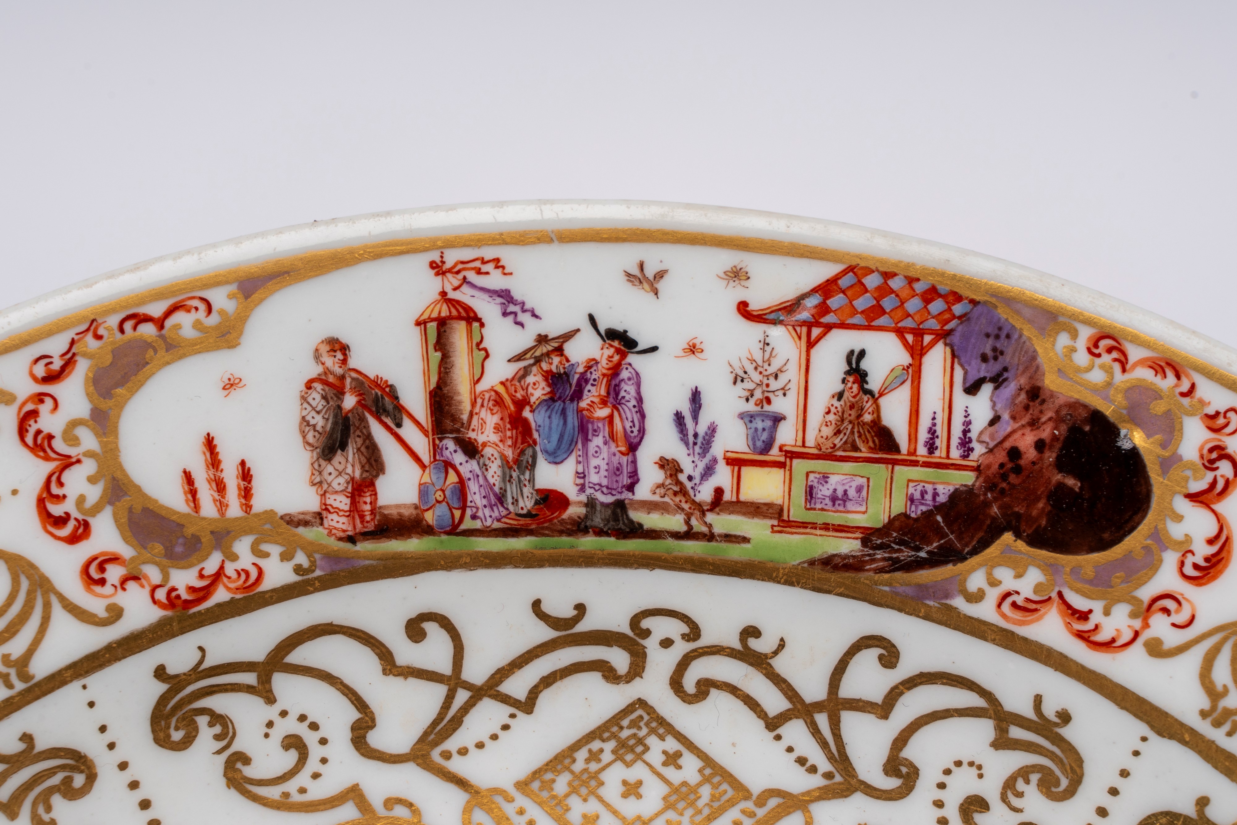 Meissen, Piatto in porcellana decorata con dorature ad arabeschi e policromia (medaglione central...