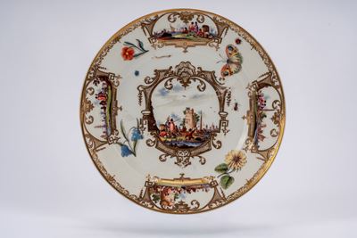 Meissen, Piatto in porcellana bianca decorata con dorature e scene portuali (circa 1740)
