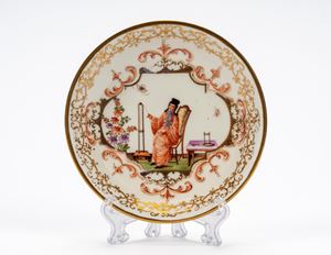 Piattino in porcellana policroma. Meissen, 1723-1724.