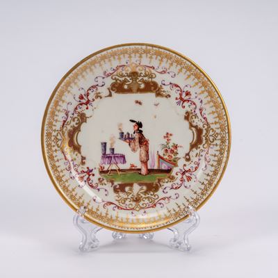 Meissen, Piattino in porcellana bianca decorata a chinoiserie con dorature, 1725-1730 circa