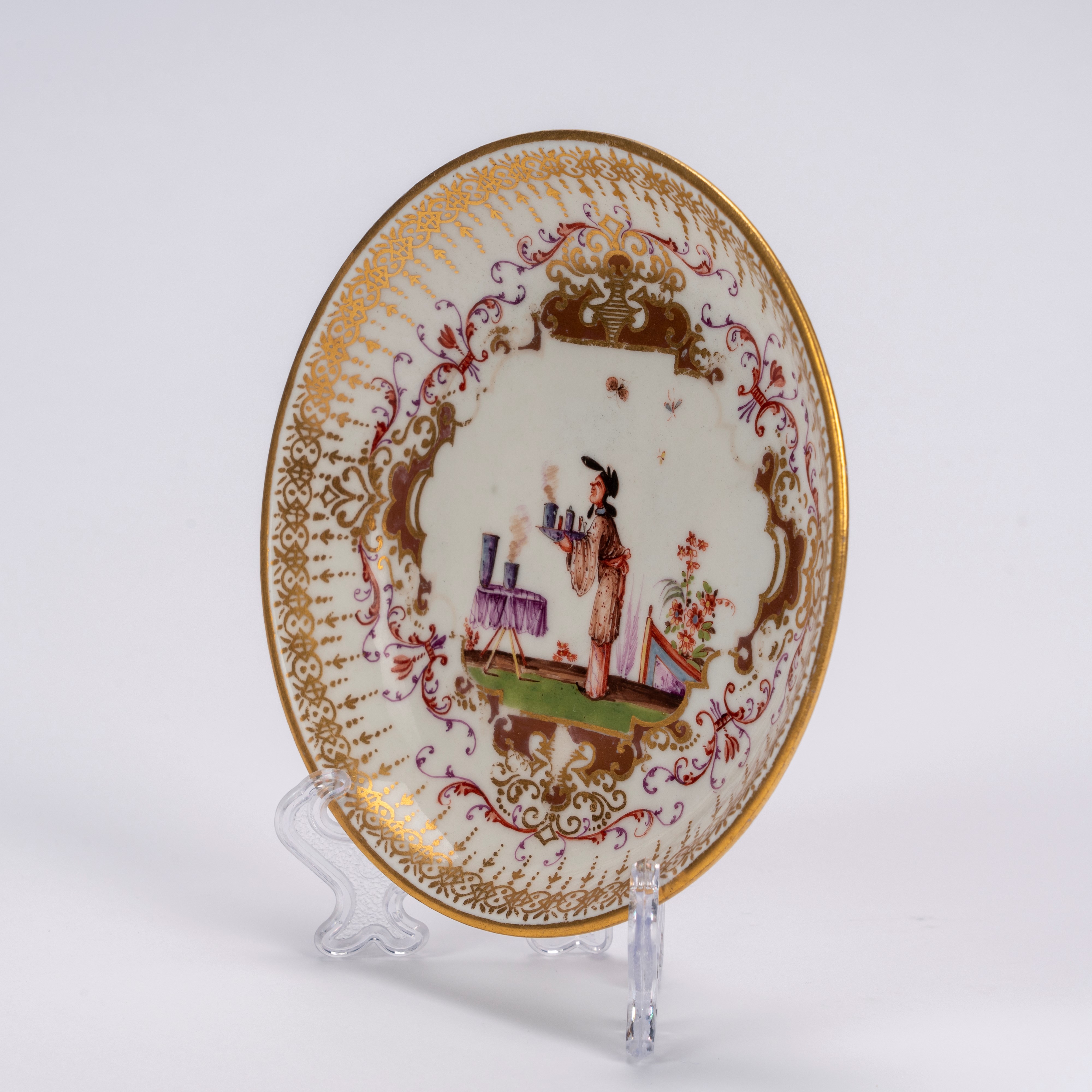 Meissen, Piattino in porcellana bianca decorato a chinoiserie con dorature e policromia (circa 17...