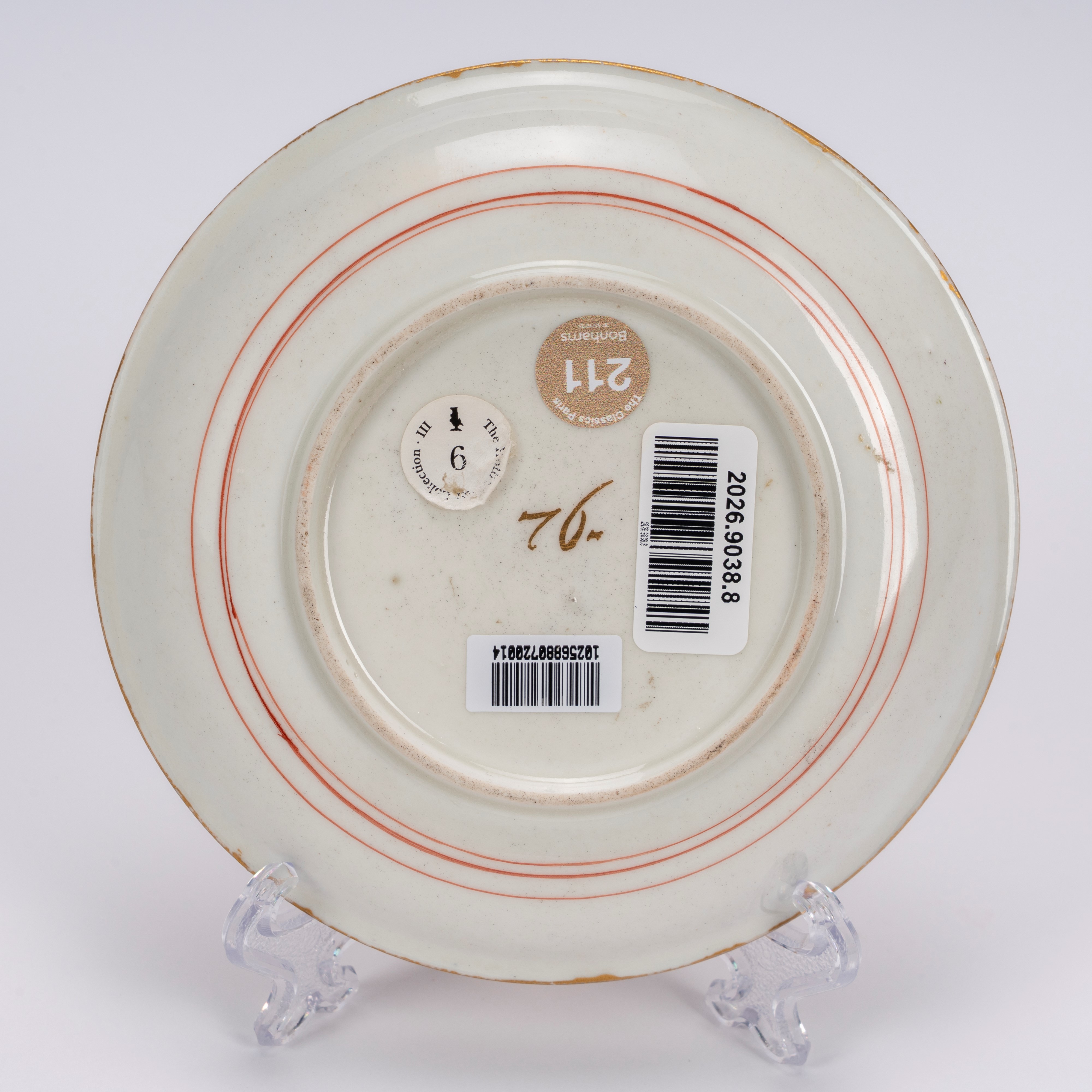 Meissen, Piattino in porcellana bianca decorato a chinoiserie con dorature e policromia (circa 17...