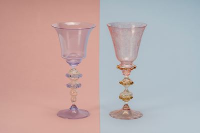Due calici in vetro di Murano, toni rosa e lavanda