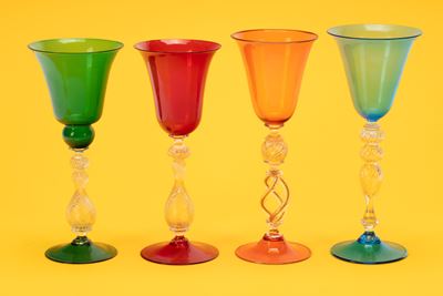 Quattro calici in vetro di Murano, arancione, verde, rosso e azzurro