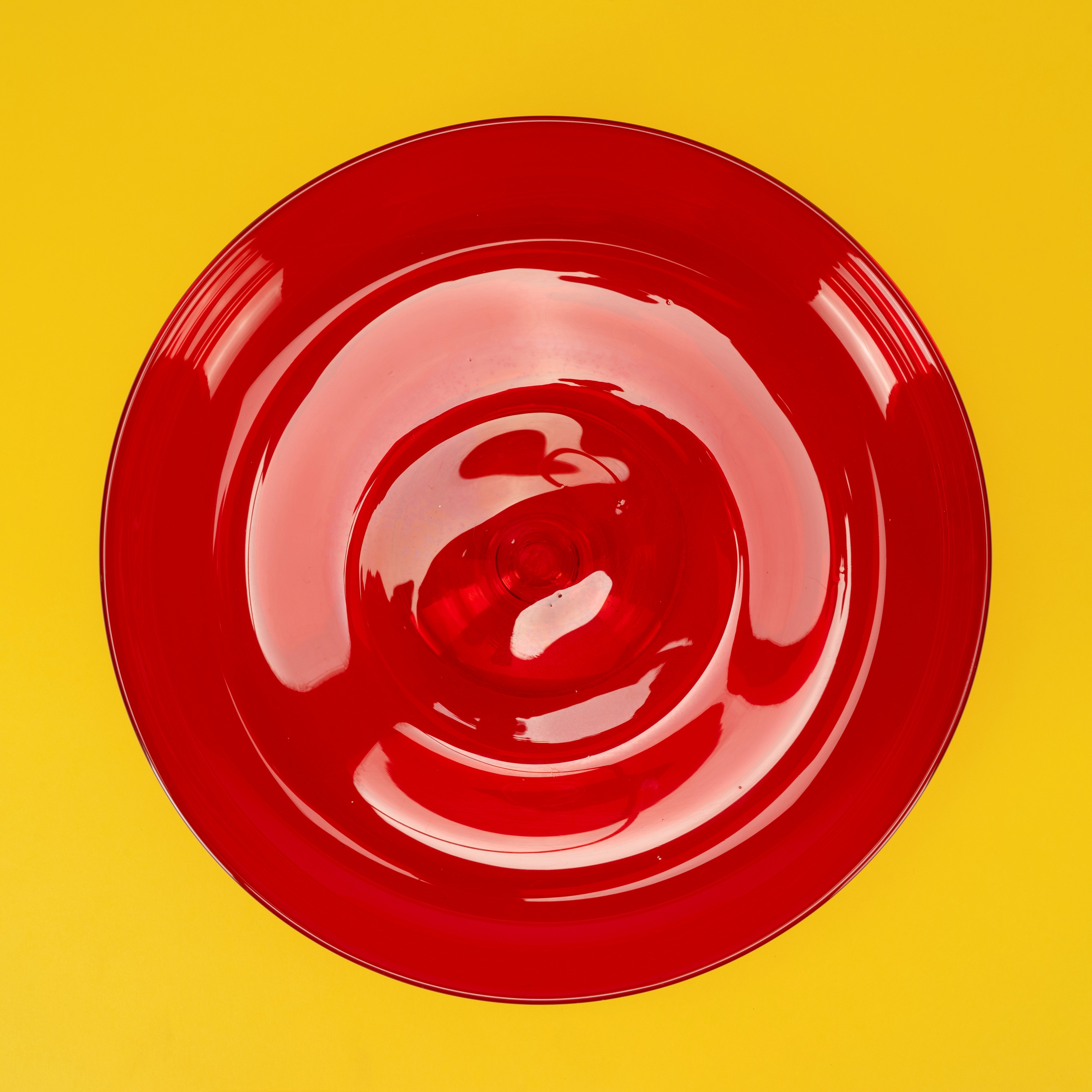 Alzata in vetro rosso e trasparente, h 12,5 cm d 34,3 cm