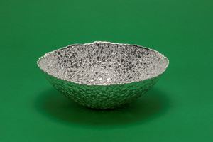 Dogale, Venice. Centerpiece with a wavy edge in silver-plated Murano glass with a hammered effect.