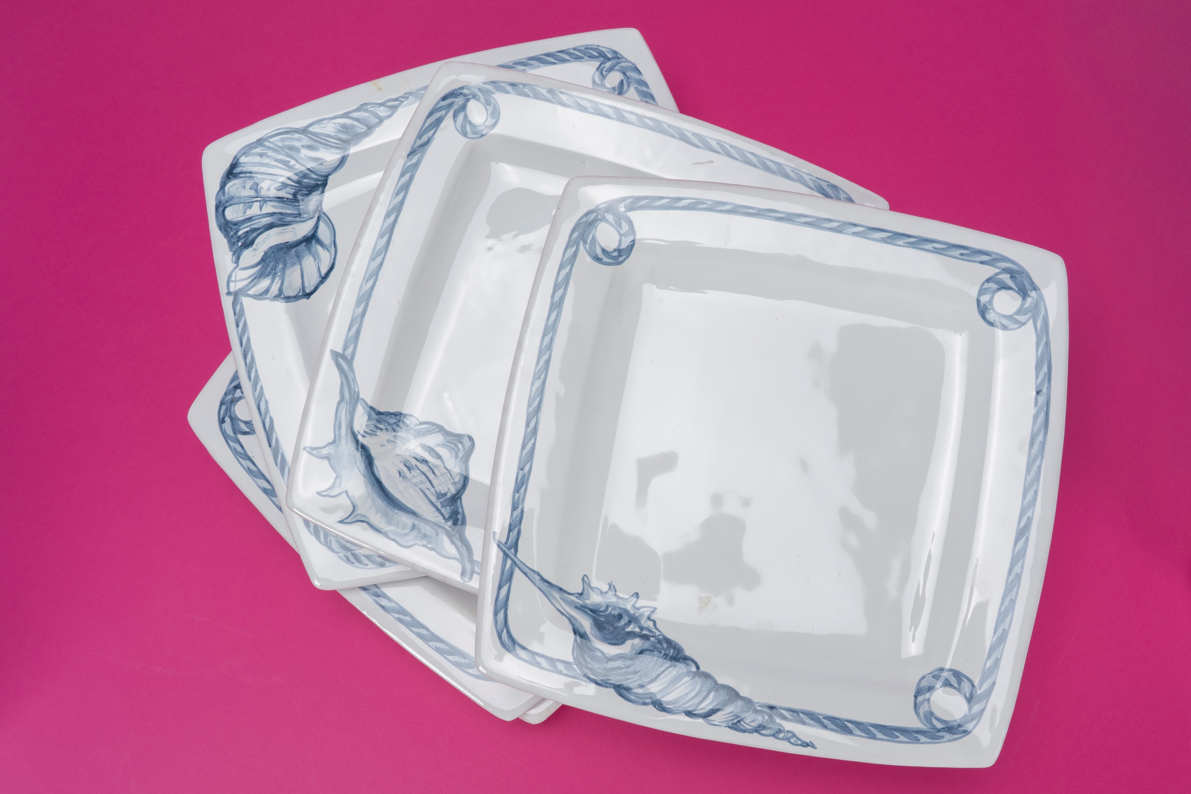 Servizio da sei in ceramica smaltata bianca con decoro blu a conchiglia e cime