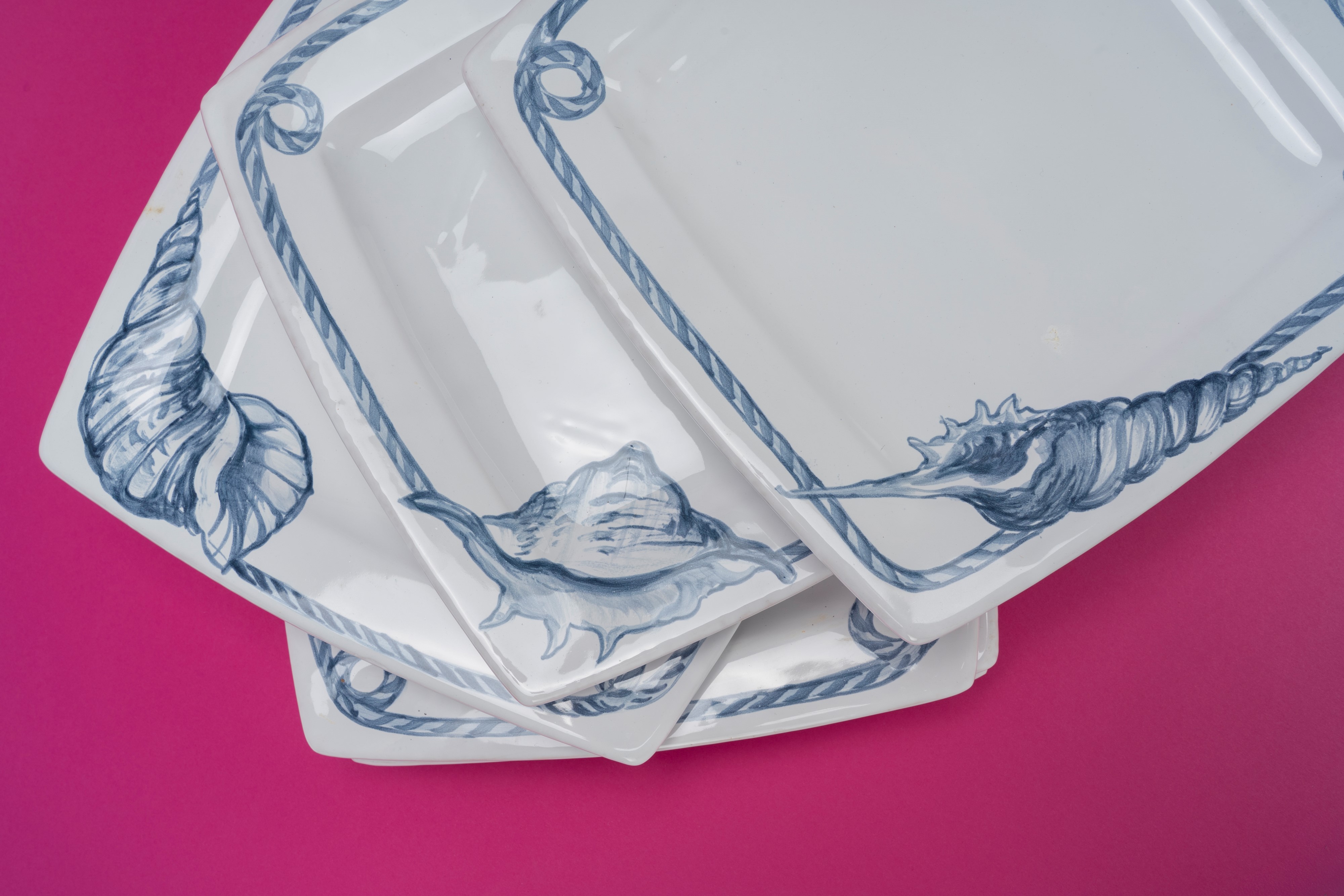 Servizio da sei in ceramica smaltata bianca con decoro blu a conchiglia e cime