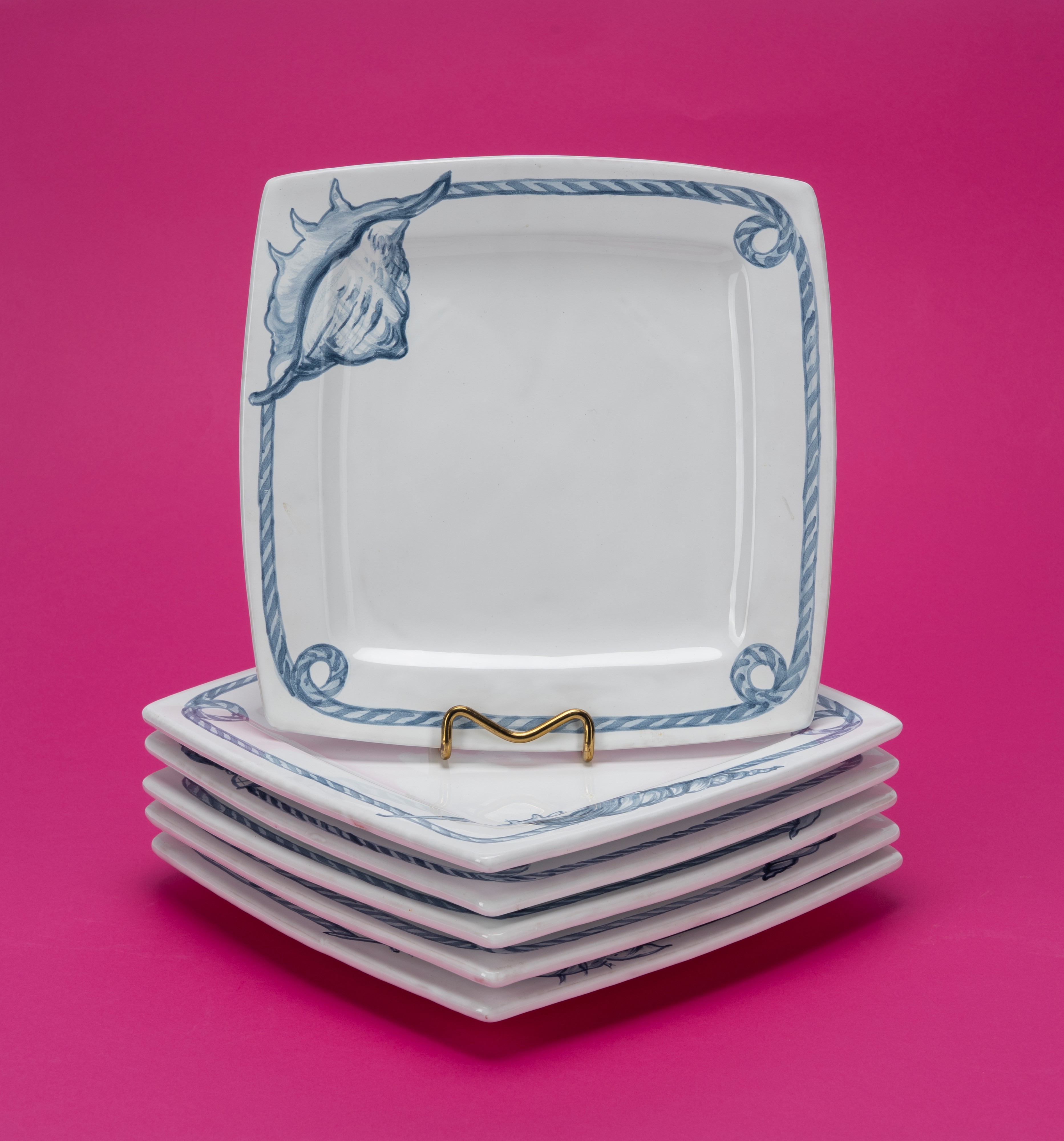 Servizio da sei in ceramica smaltata bianca con decoro blu a conchiglia e cime