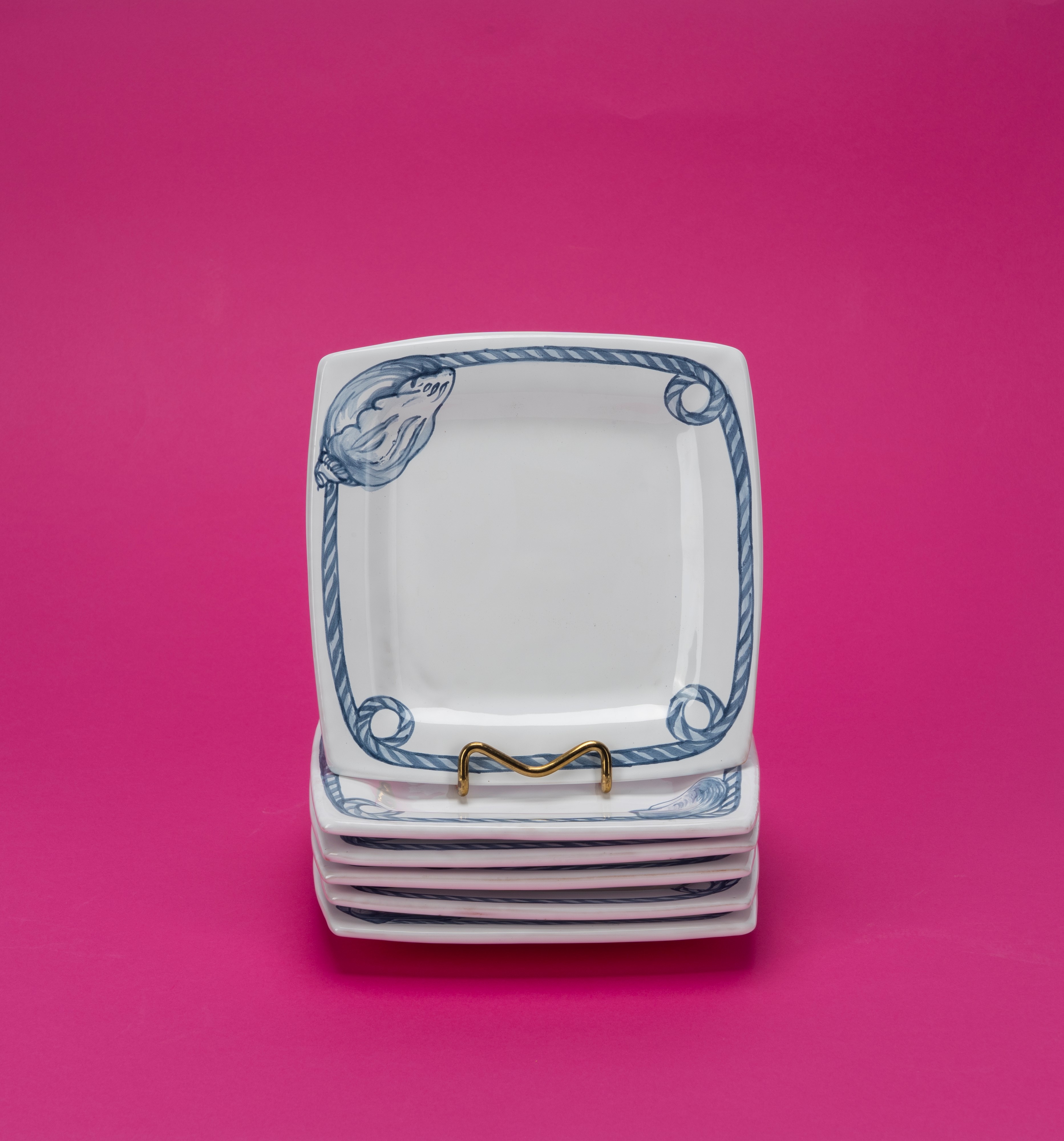 Servizio da sei in ceramica smaltata bianca con decoro blu a conchiglia e cime