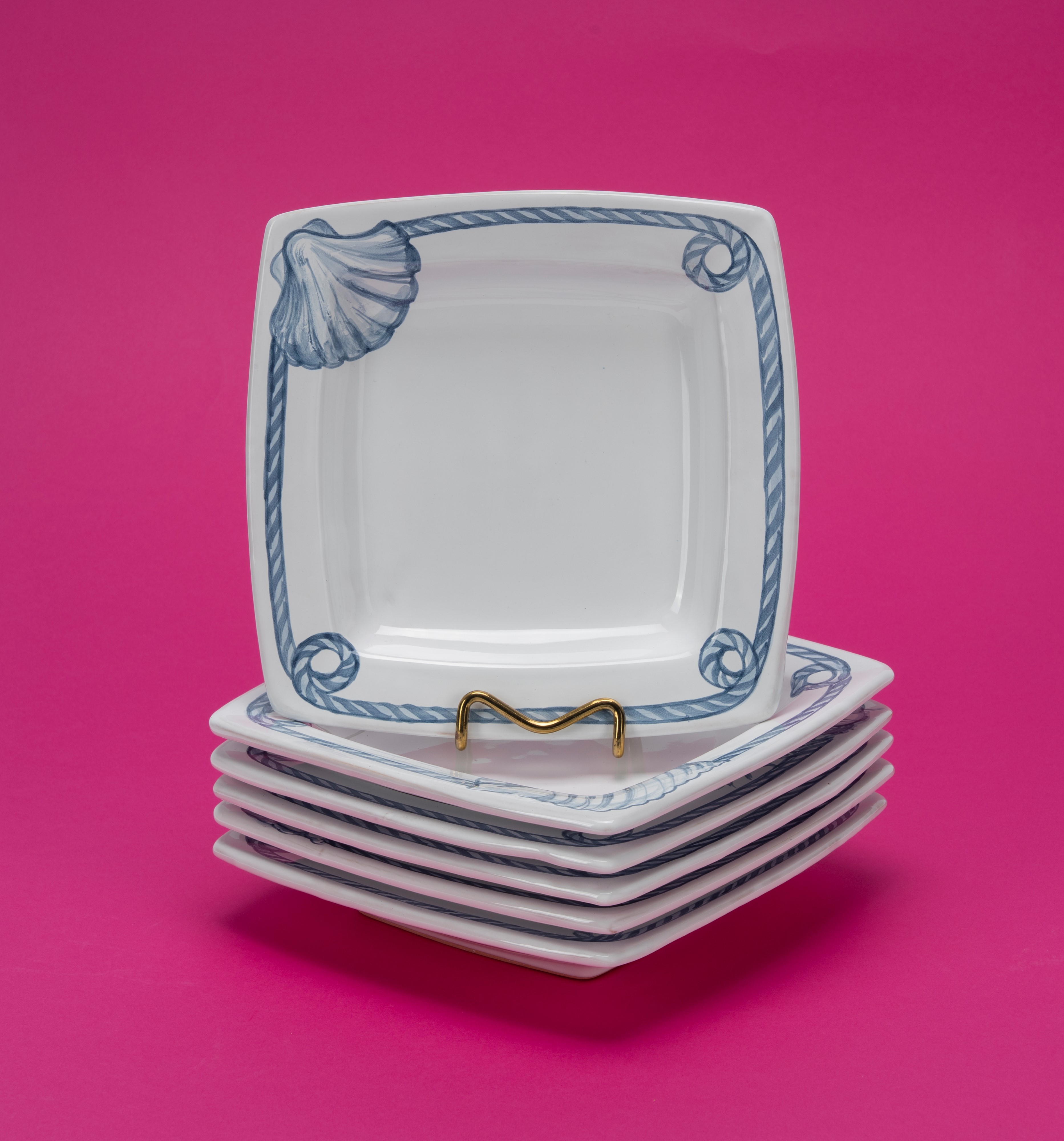 Servizio da sei in ceramica smaltata bianca con decoro blu a conchiglia e cime