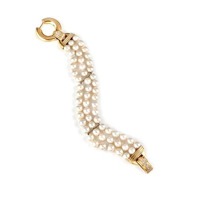Bracciale a tre fili di perle coltivate con chiusura in oro giallo 18k e diamanti