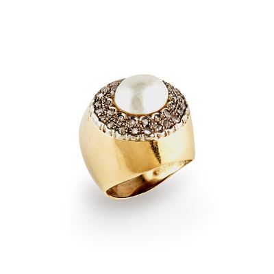 Anello in oro giallo 18k con perla ovale e diamanti taglio rosa