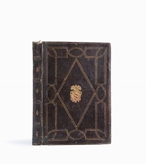 Importante fonte per la storia della Chiesa che costituisce una sorta di cerimoniale delle sacre liturgie, in esemplare in raffinata legatura alle armi di Papa Pio V (1504-1572).  Sacrarum cerimoniarum, siue Rituum ecclesiasticorum Sanctae Romanae Ecclesiae libri tres