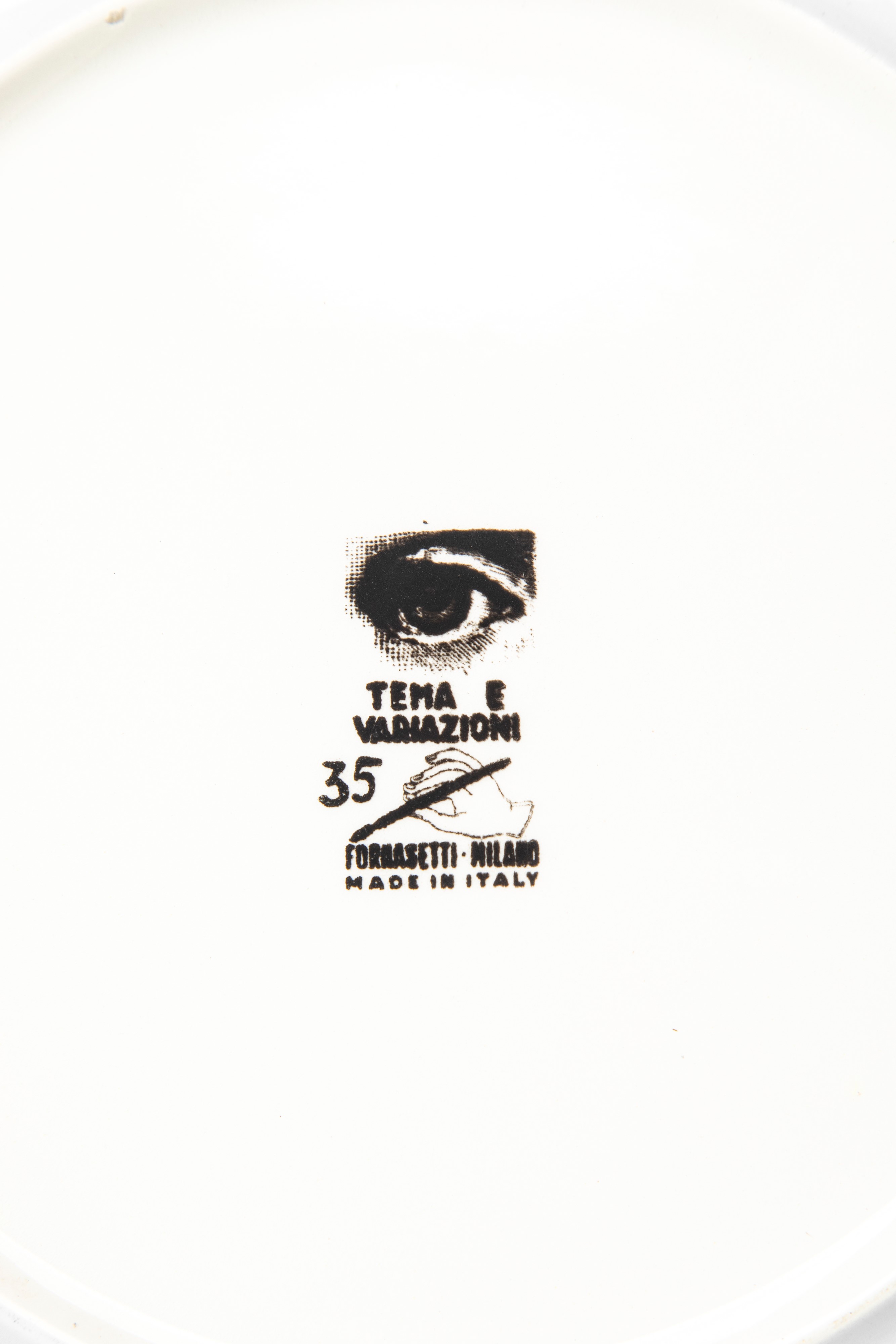 Piero Fornasetti - Piatto n. 35 della serie "Tema e Variazioni", porcellana serigrafata