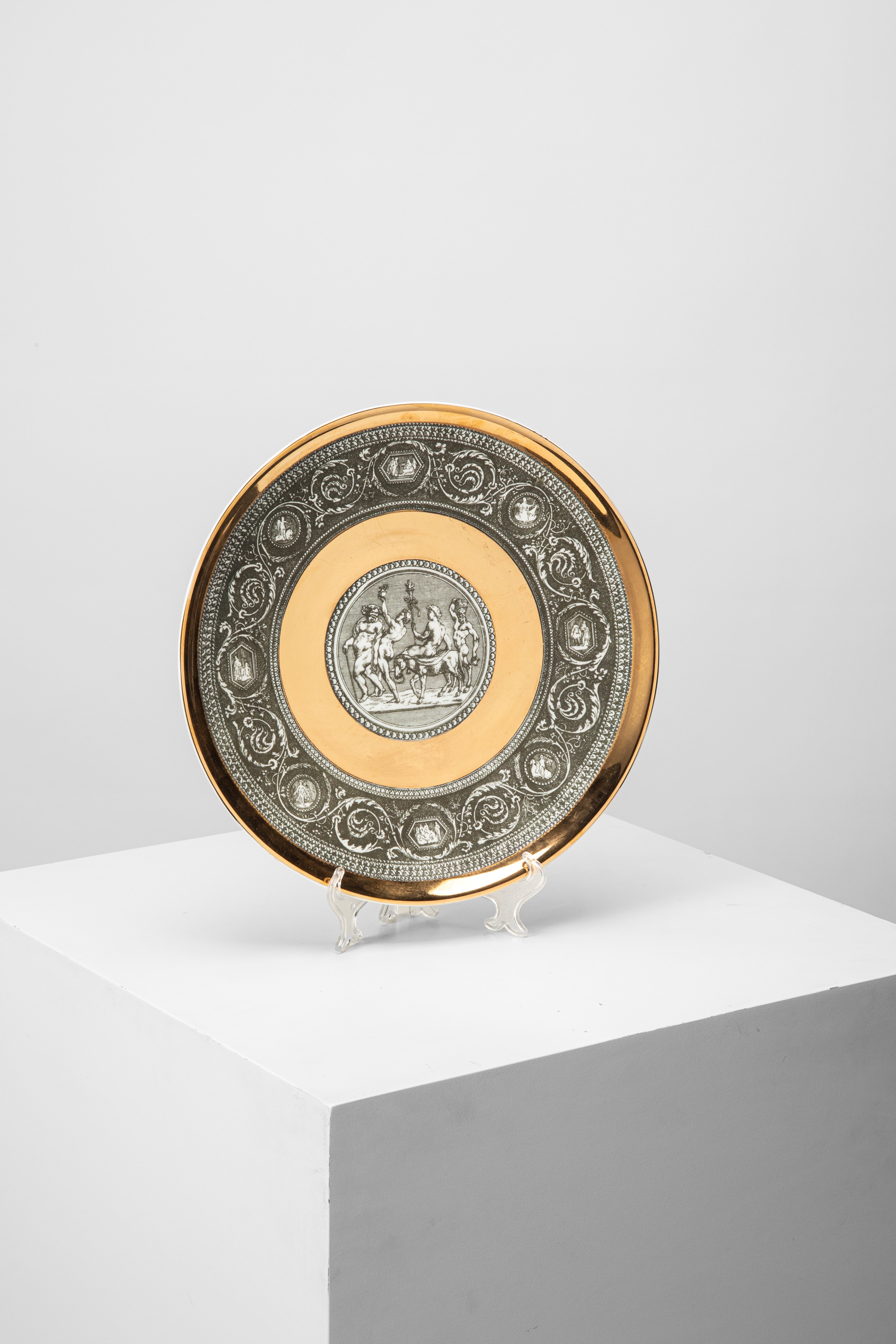 Piero Fornasetti - Grande piatto n. 6 della serie “Cammei”
