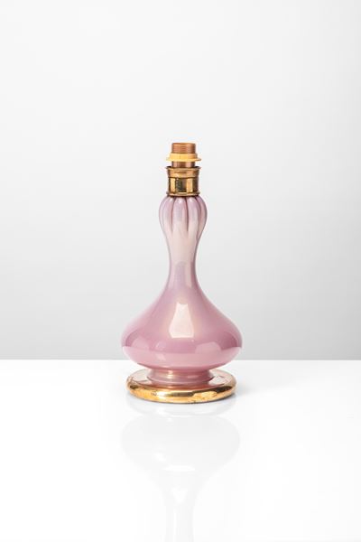 Lampada da tavolo, vetro incamiciato con foglia d’oro e struttura in ottone (manifattura muranese...