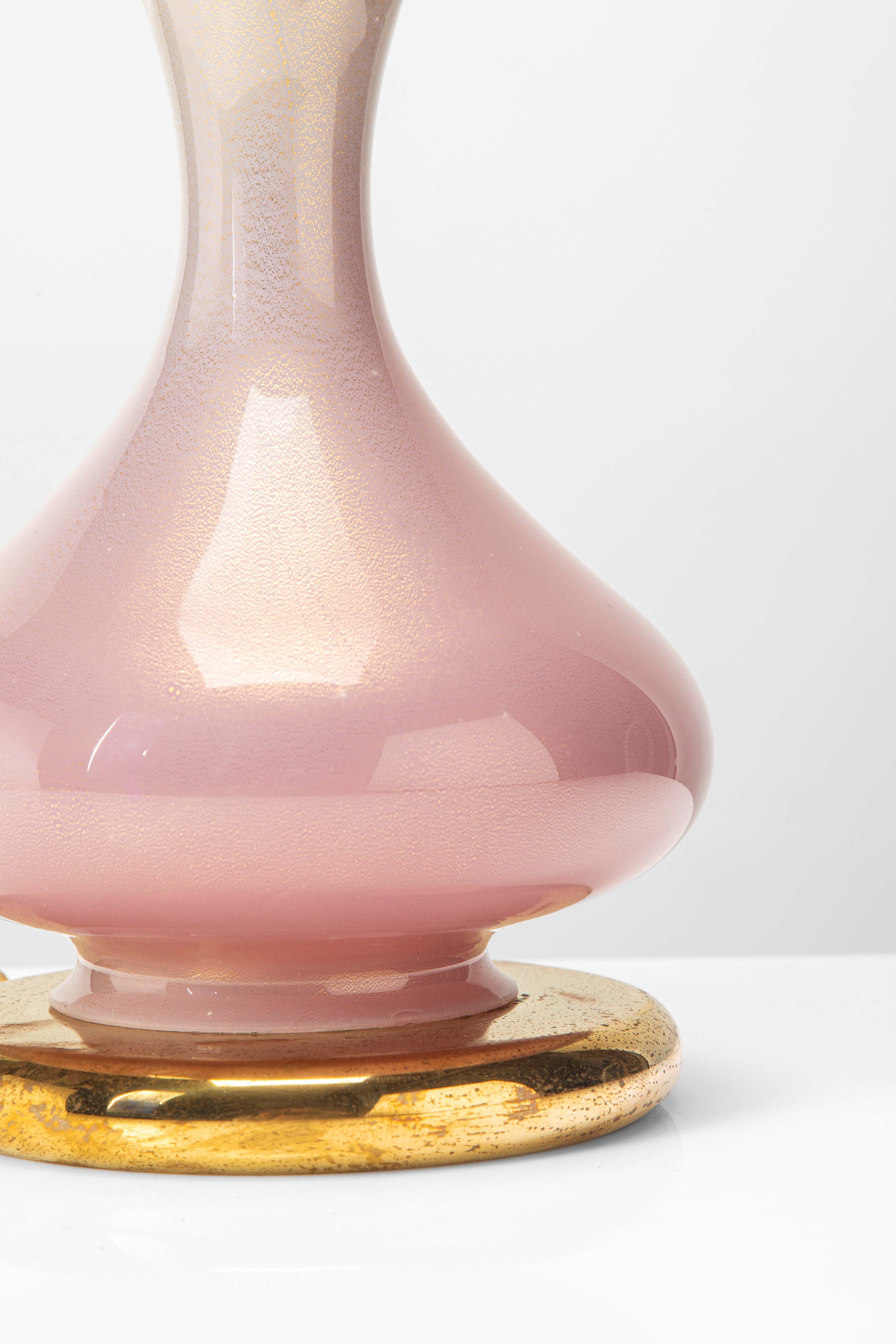 Lampada da tavolo, vetro incamiciato con foglia d’oro e struttura in ottone (manifattura muranese...