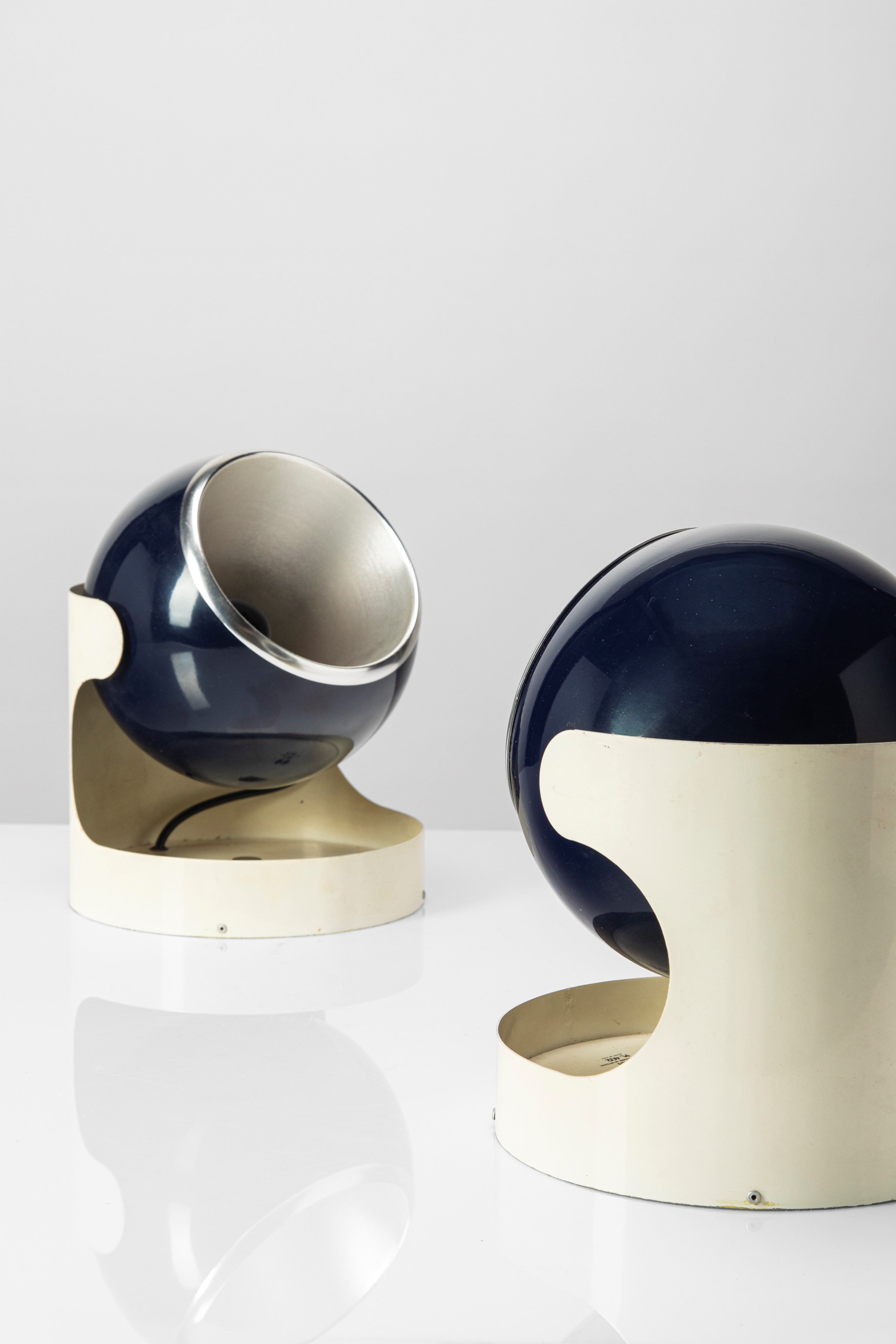 Luci - Coppia di lampade da tavolo, metallo verniciato, design 1970 circa