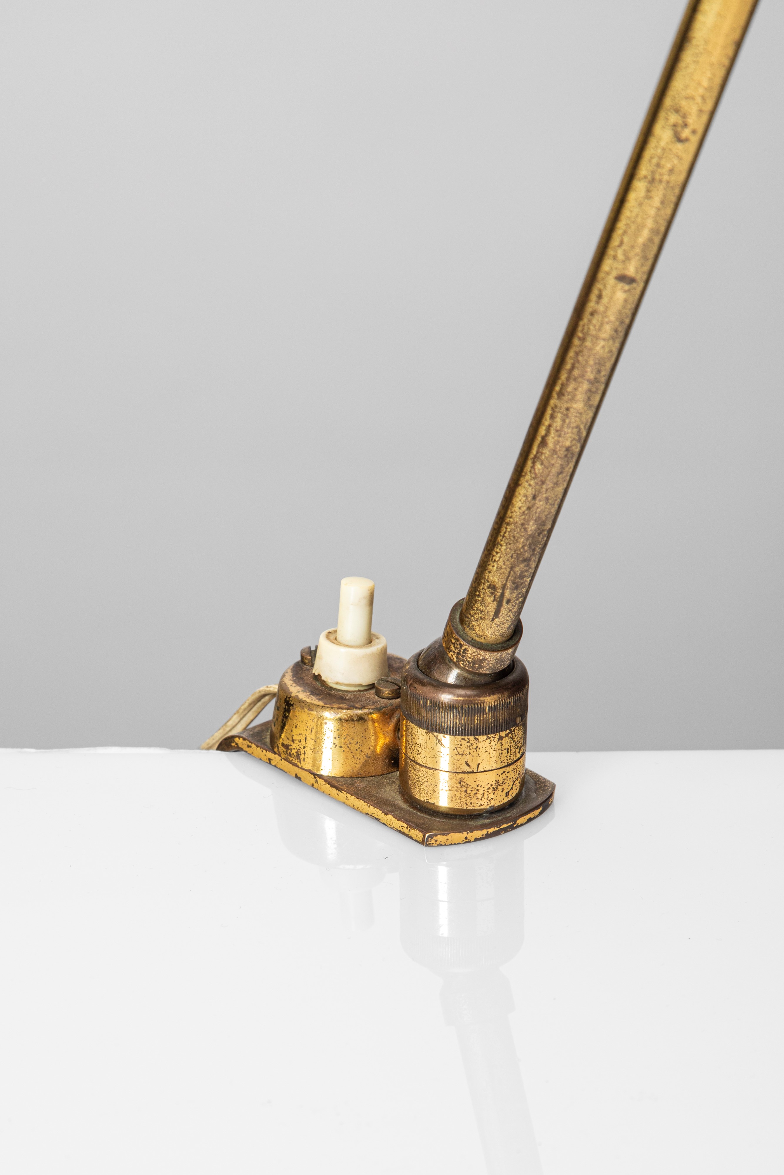 Lampada da tavolo snodabile, ottone e metallo, manifattura italiana (c. 1950)