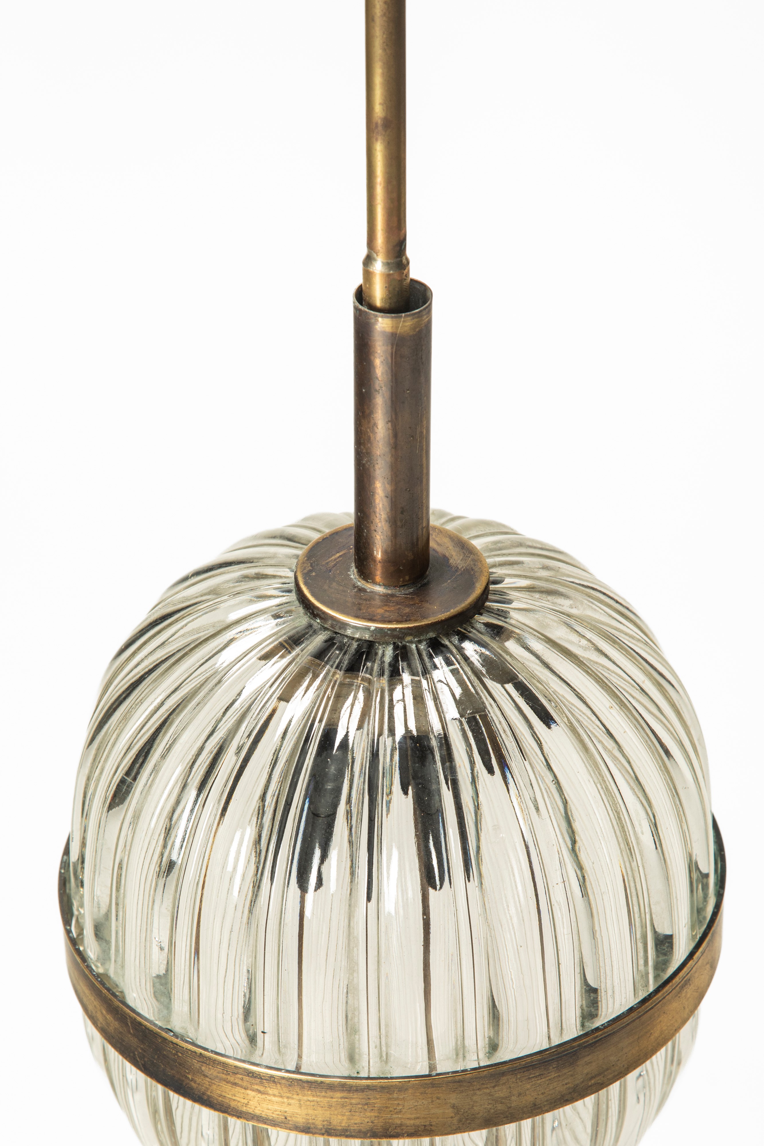 Lampada a sospensione, vetro costolato e ottone, manifattura italiana (circa 1970)