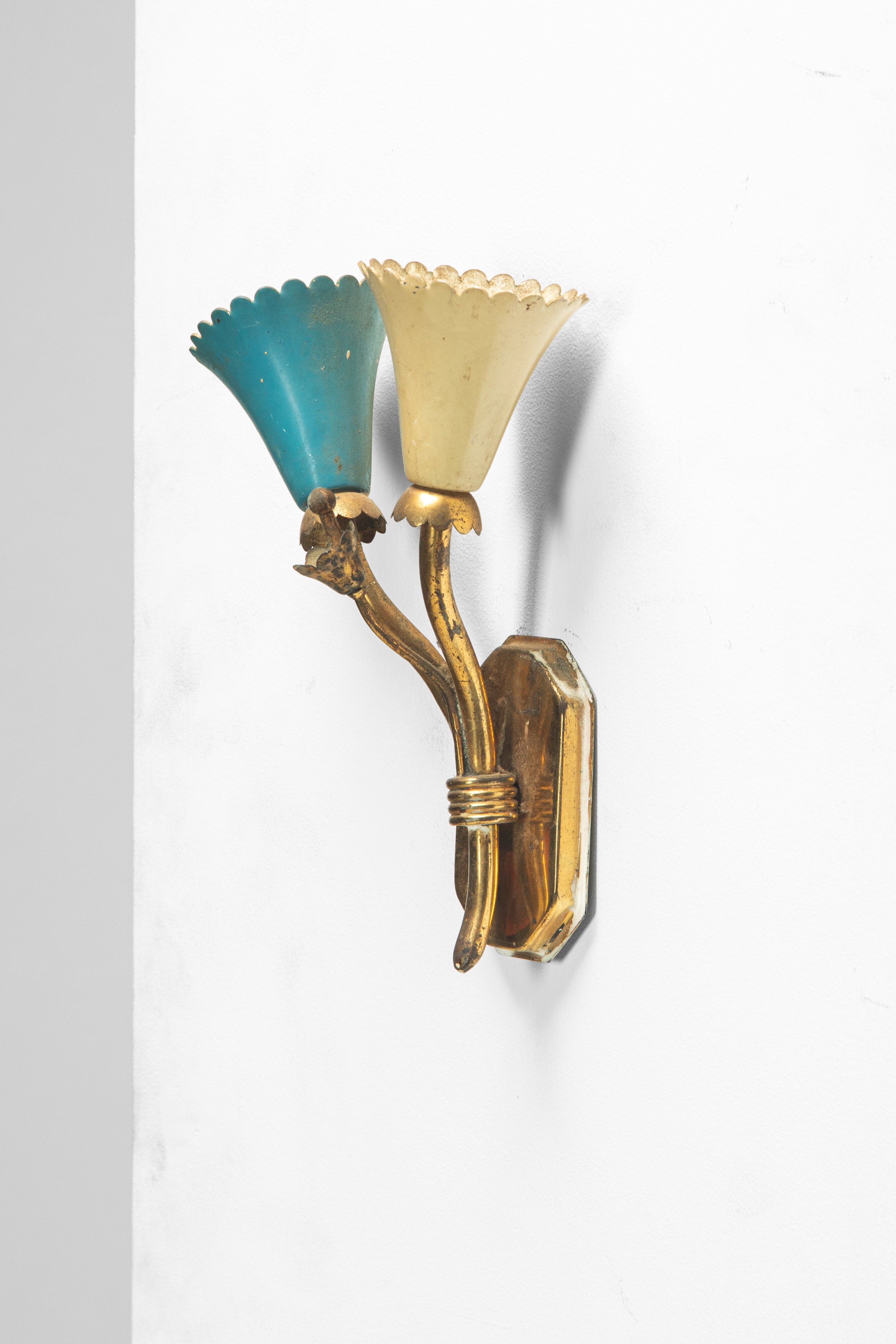 Manifattura Italiana - Set di tre lampade da parete, metallo laccato e ottone, circa 1950