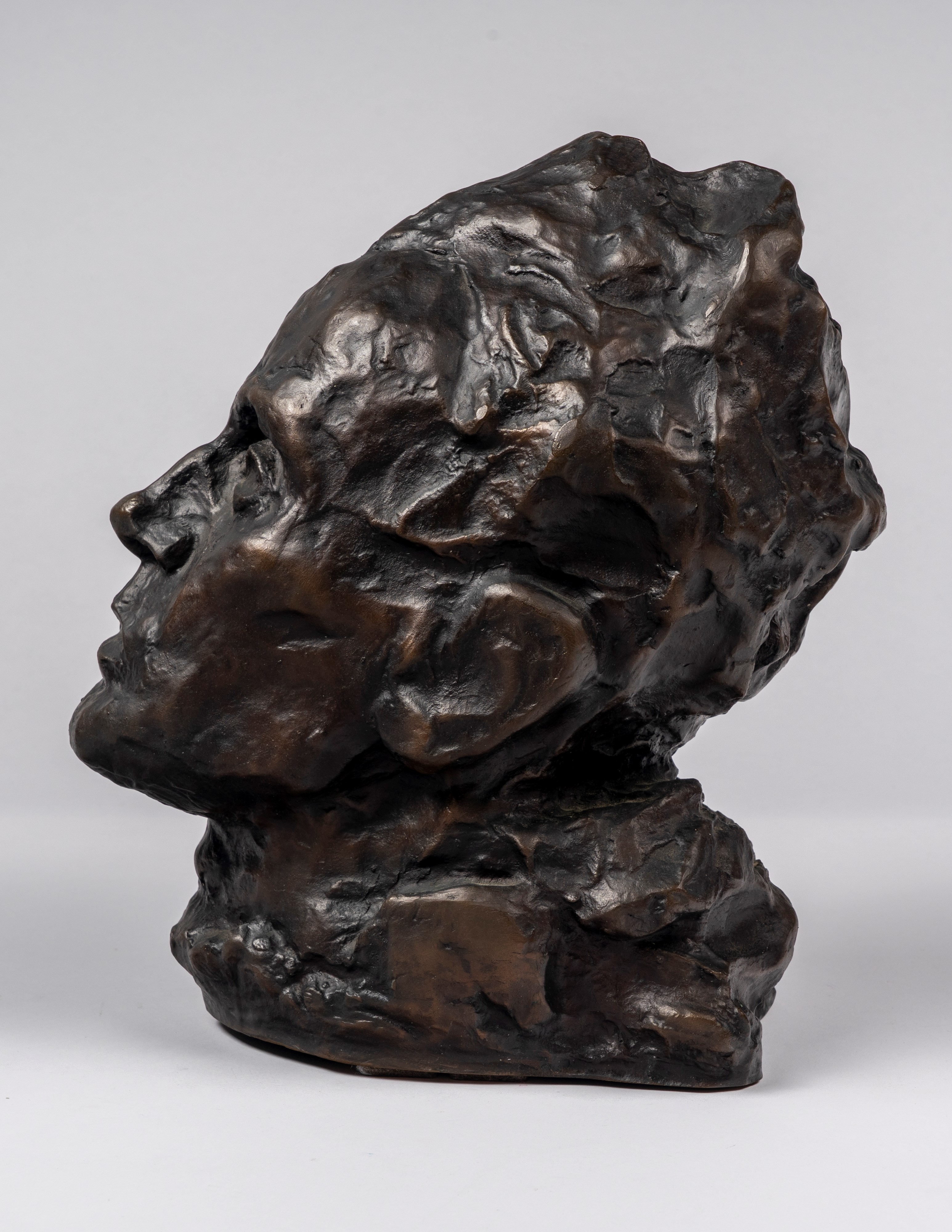 Egon Schiele - Self-portrait, bronzo a patina bruna
